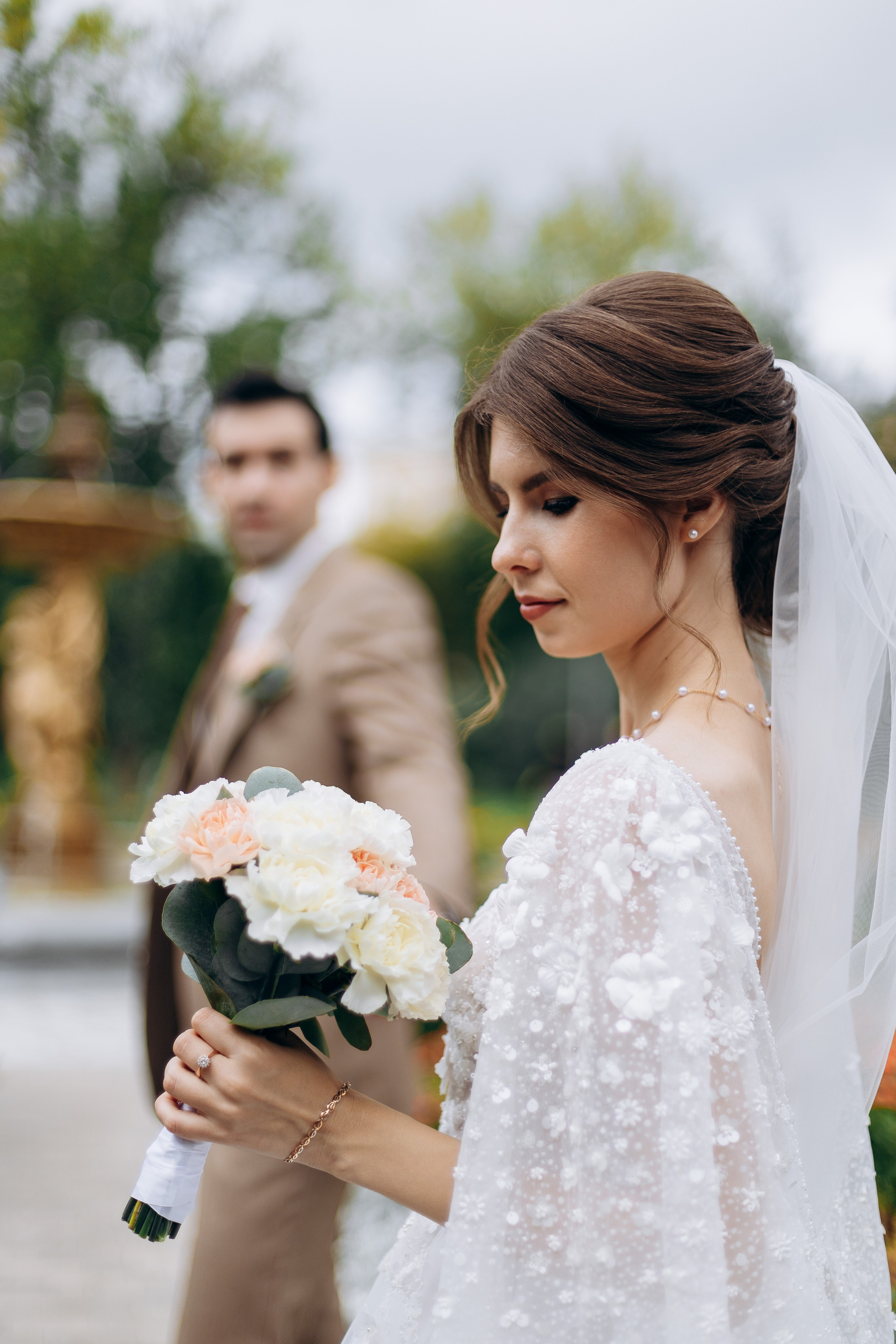 фотограф на свадьбу, фотосессия в парке, букет невесты