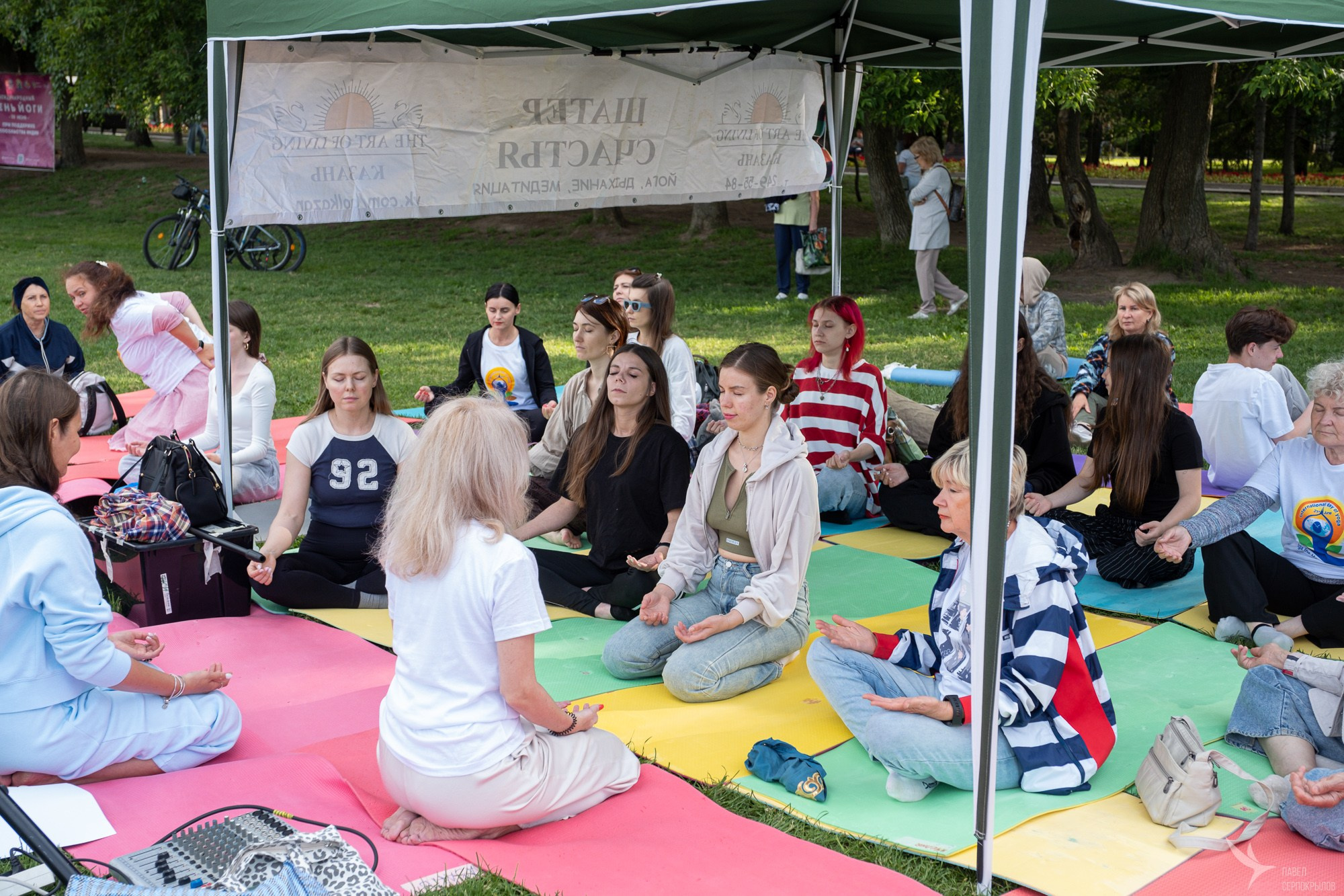 Международный день йоги в парке Горького. Репортажный фотограф в Казани Павел Серпокрылов