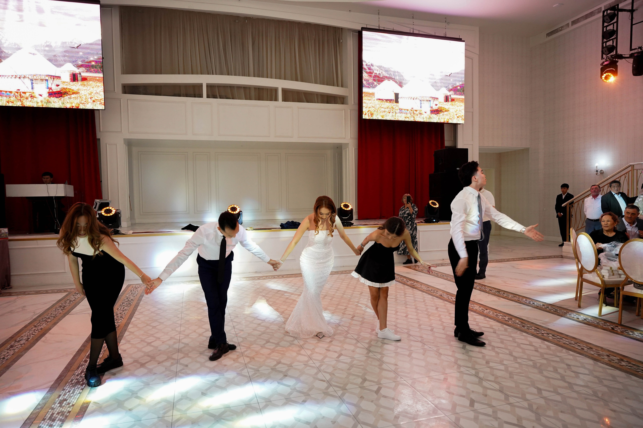 Dana uzatu. Фотограф Ернар Ержанов