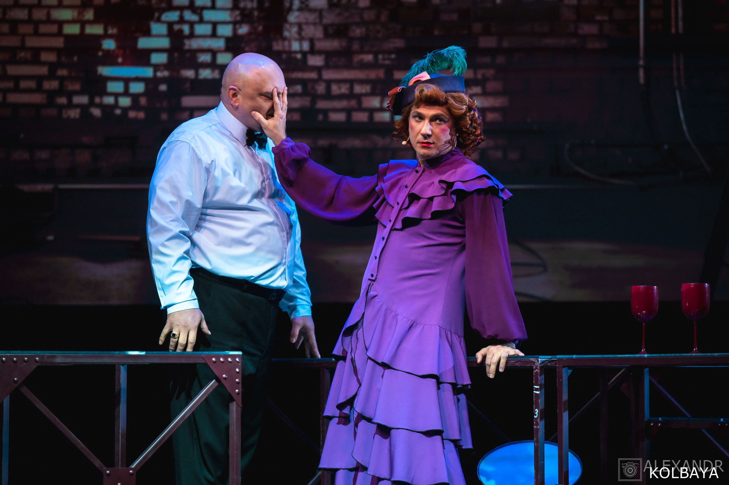 Фотографии со спектакля «Привет, я тетя Чарли». Концертный и театральный репортажный фотограф в Москве Александр Колбая