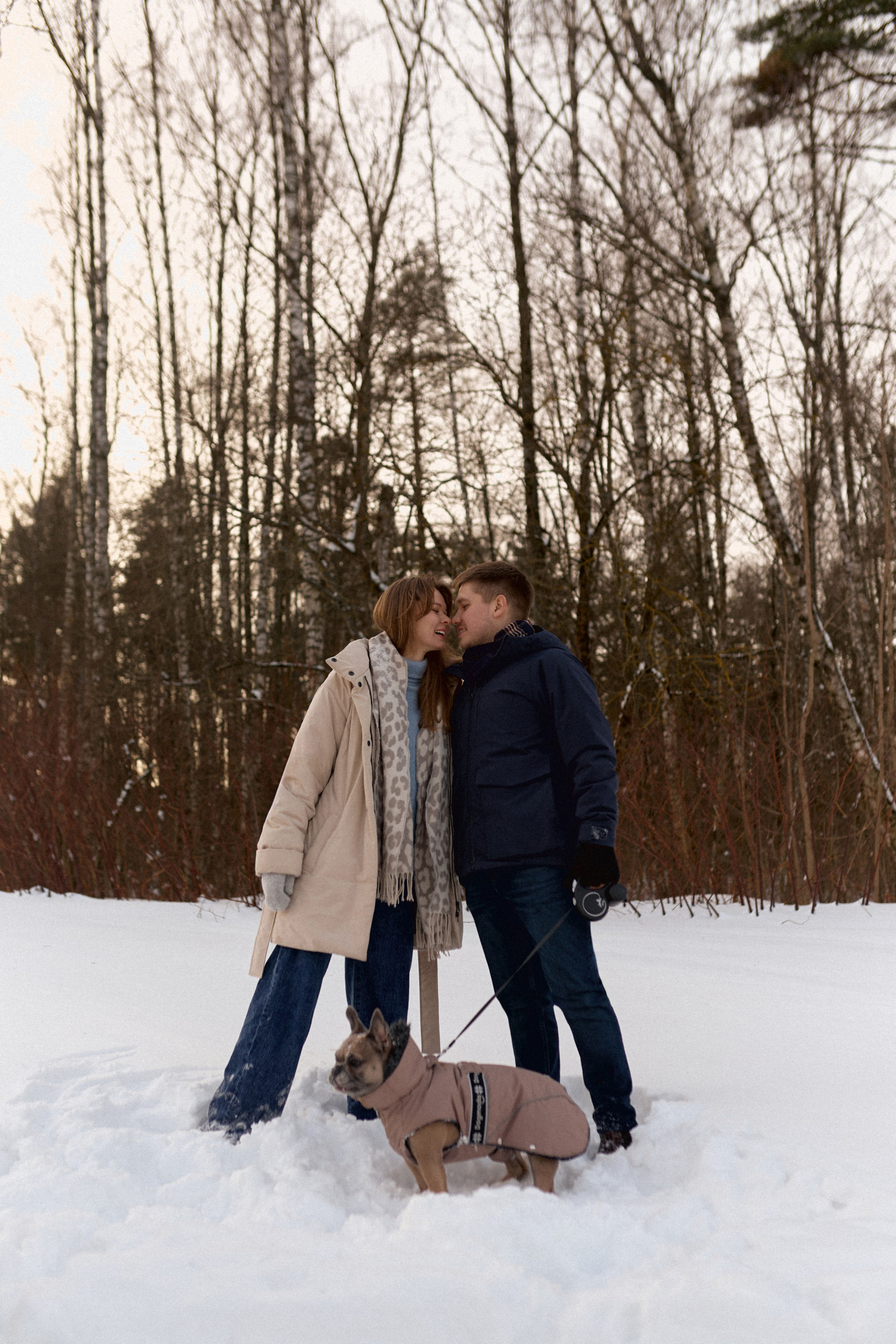 Лавстори в зимнем лесу. Сестры Карабаза. Фотографы и ретушеры в Москве и Санкт-Петербурге