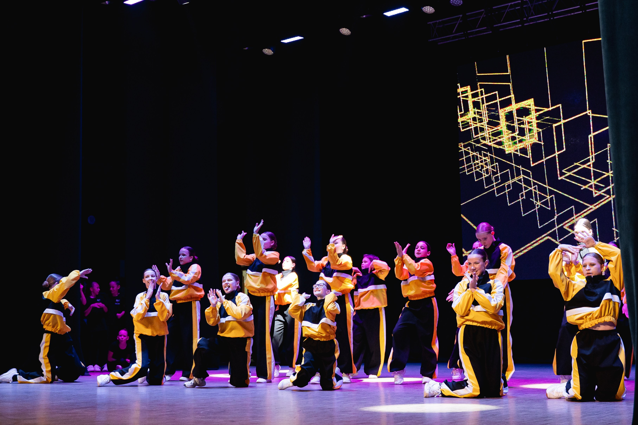 Отчётный концерт танцевально-спортивного клуба «PULSE». Портретный и репортажный фотограф в Воронеже: Анастасия Пузикова