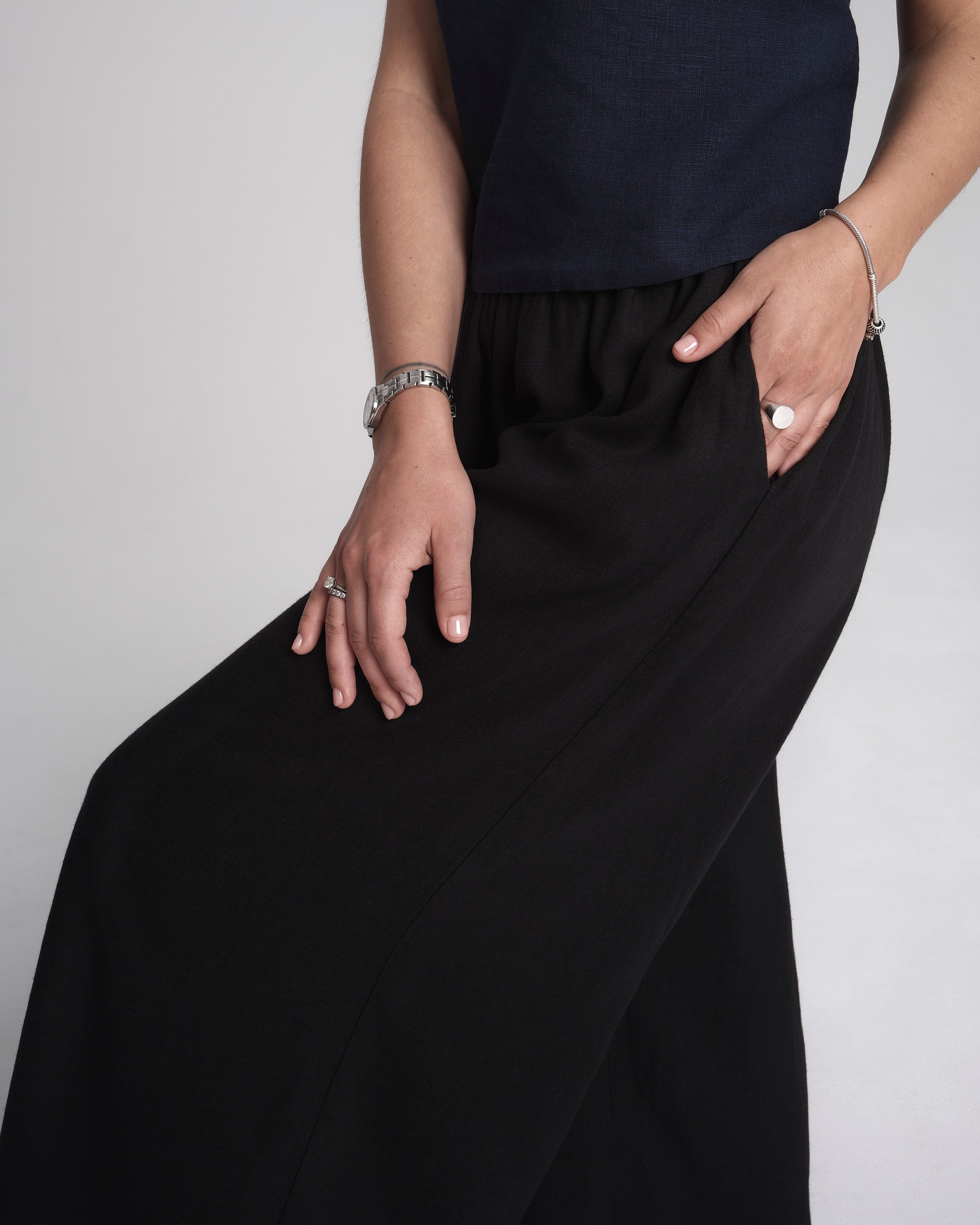 Модель в чёрных льняных брюках студийное фото