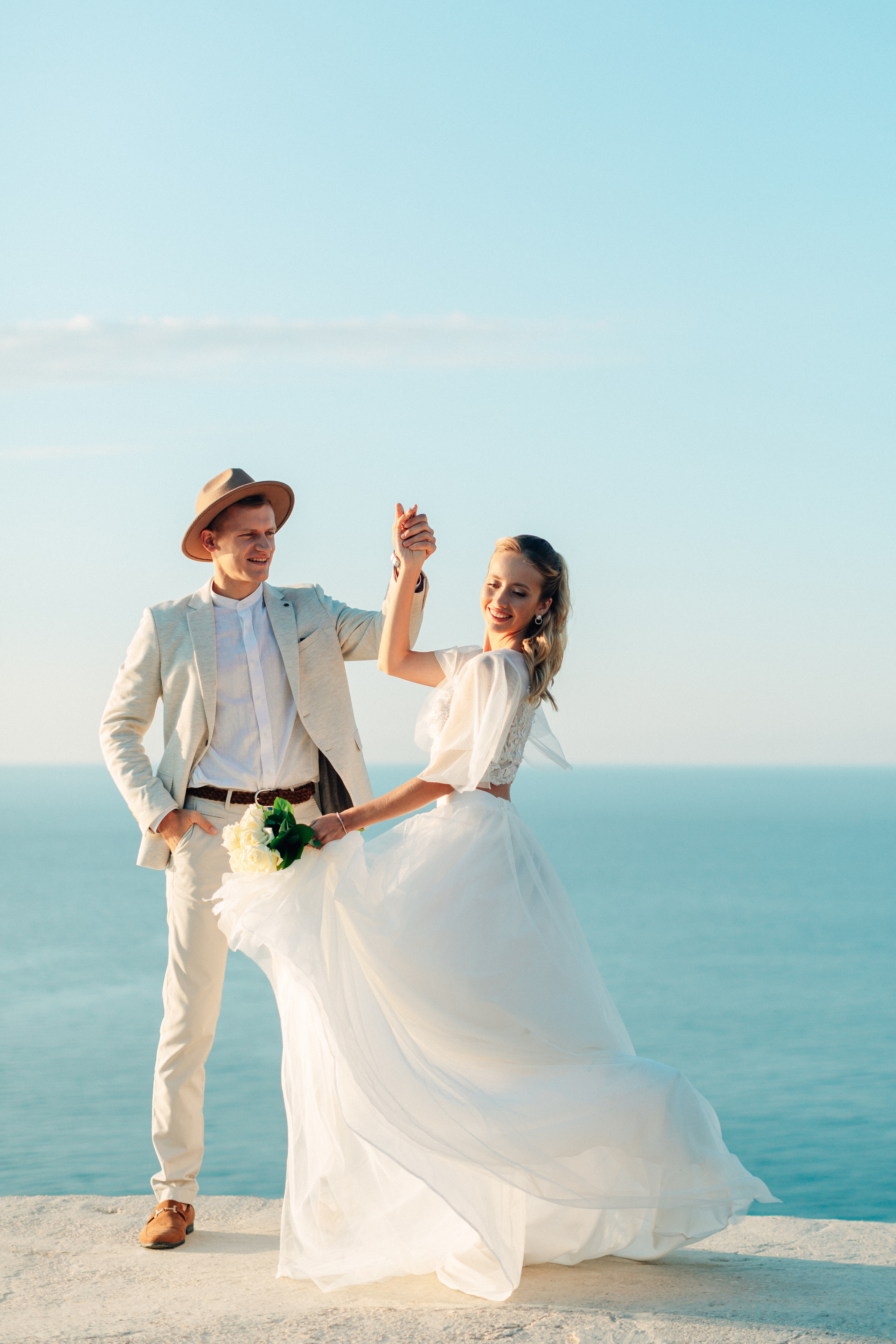 парень и девушка танцуют