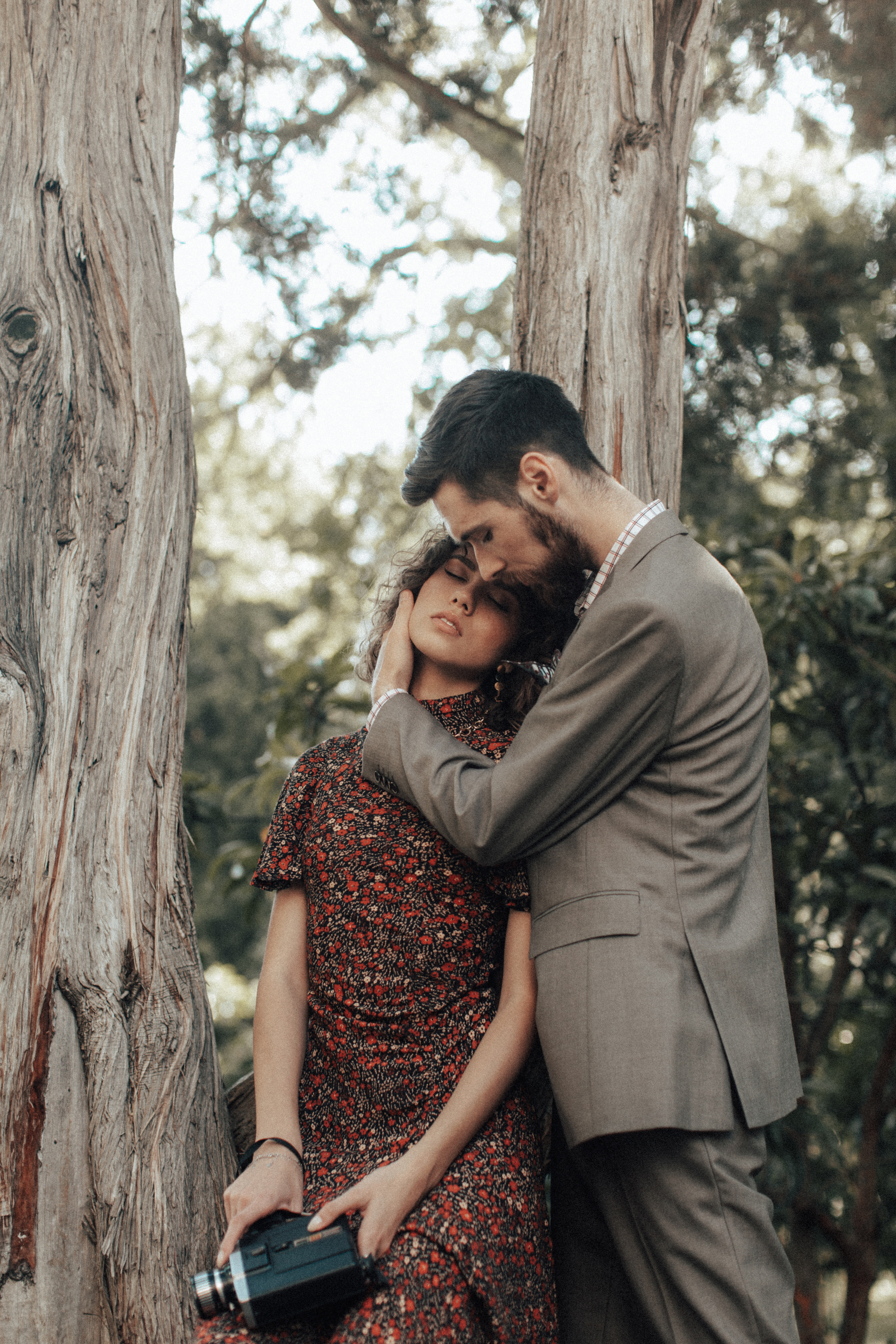 парень и девушка обнимаются