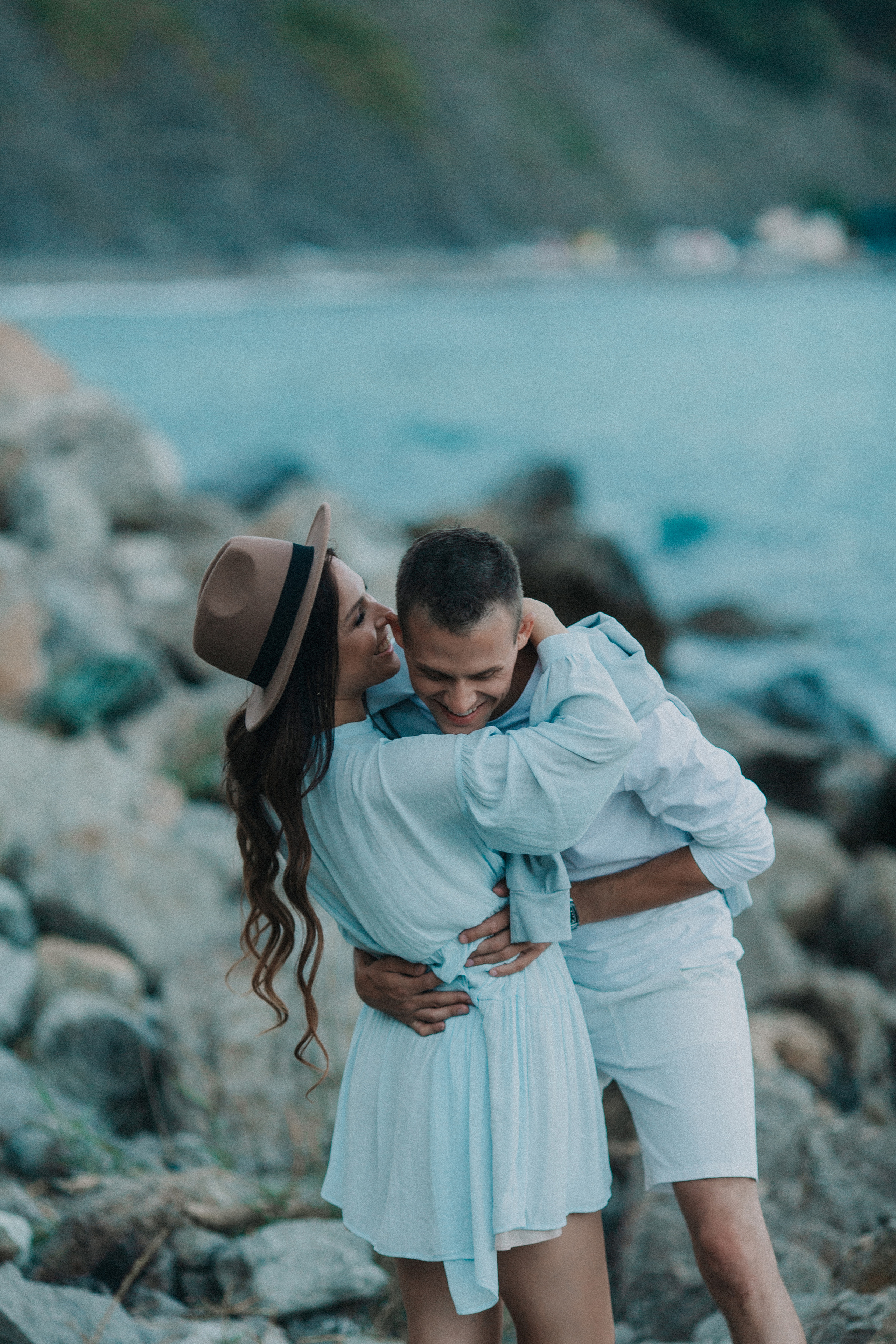 парень и девушка обнимаются на море