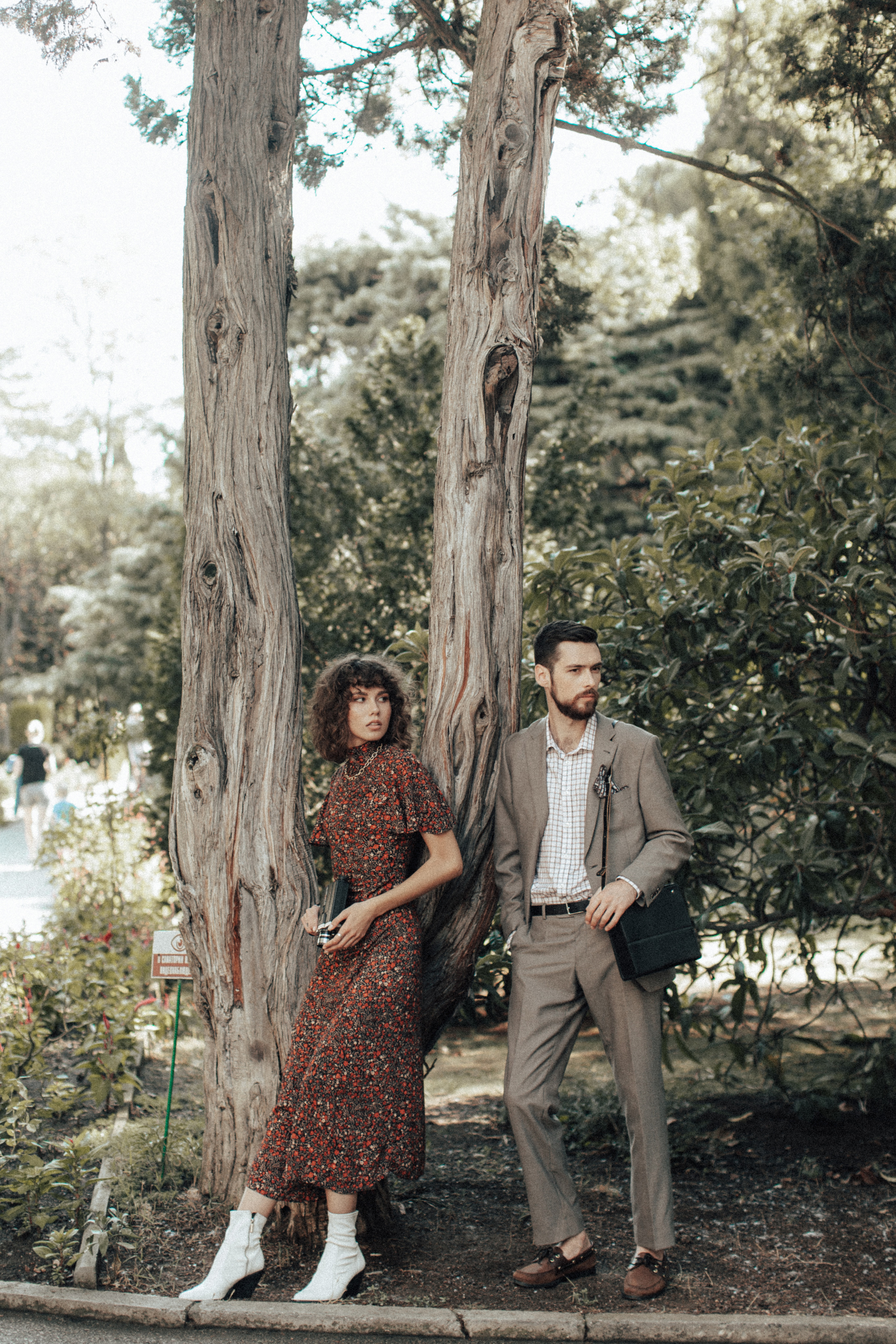 парень и девушка у дерева