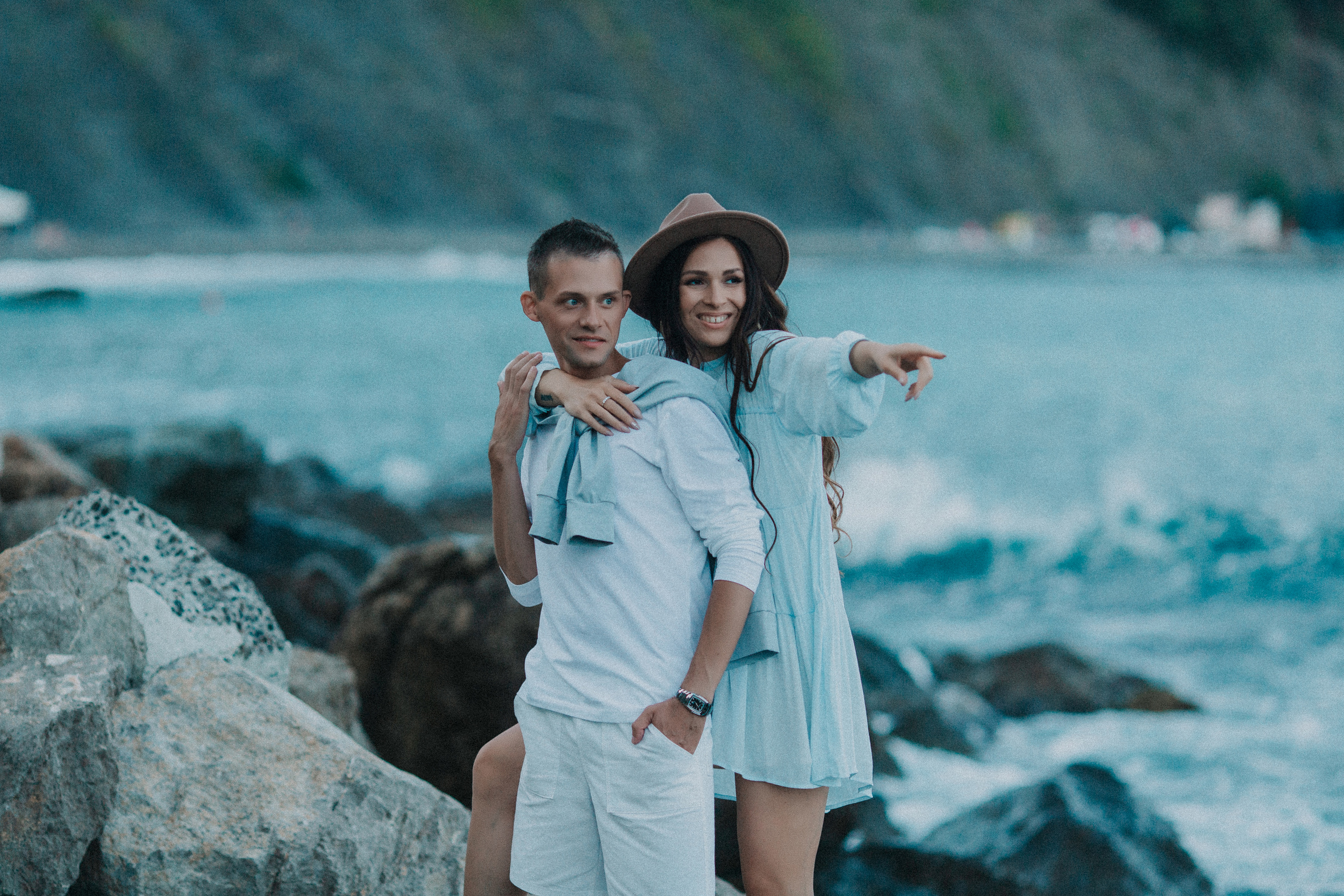 парень и девушка на море