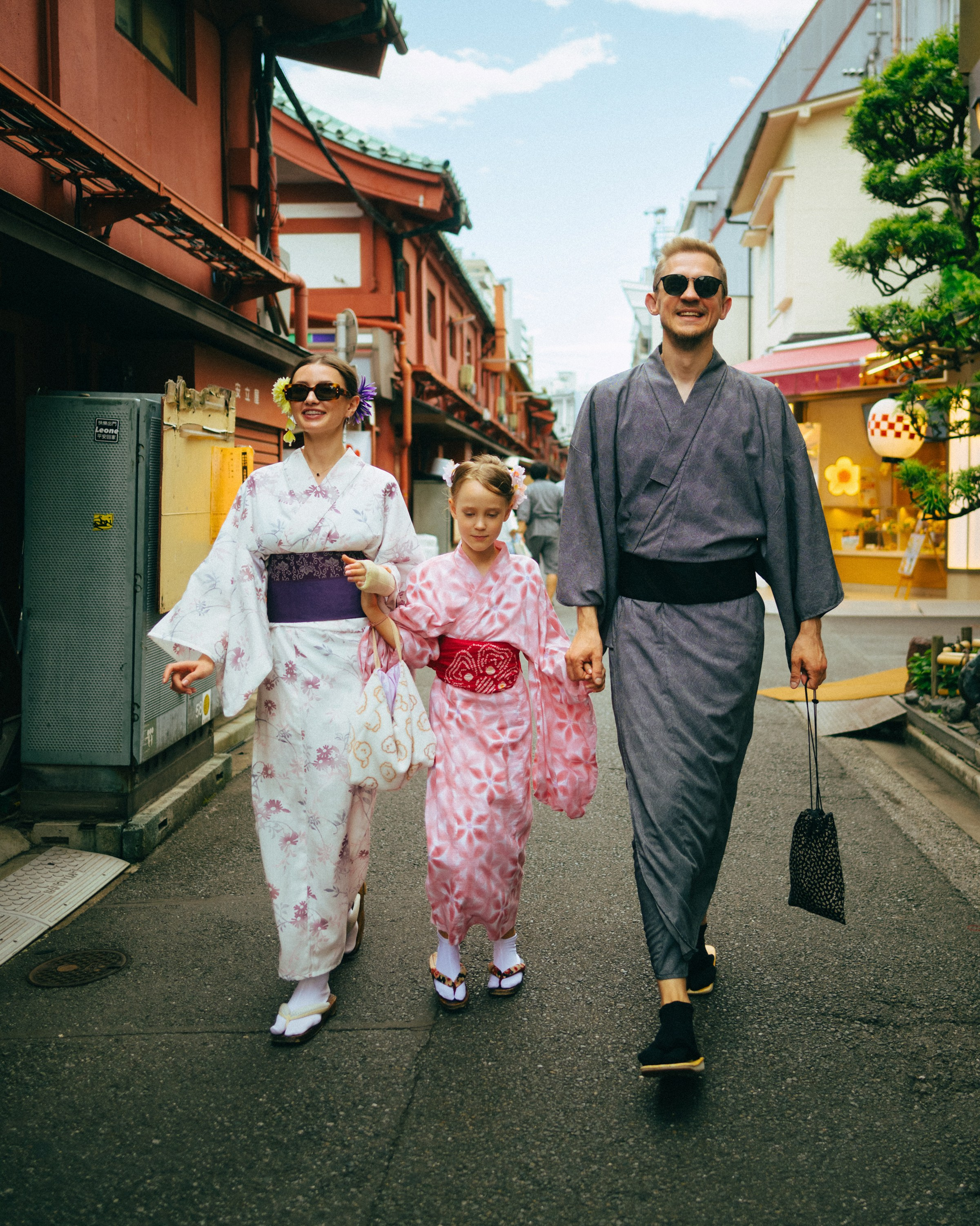 Nailya Anton and Varvara. Asakusa. Photographer in Tokyo Anatolii Ozarto