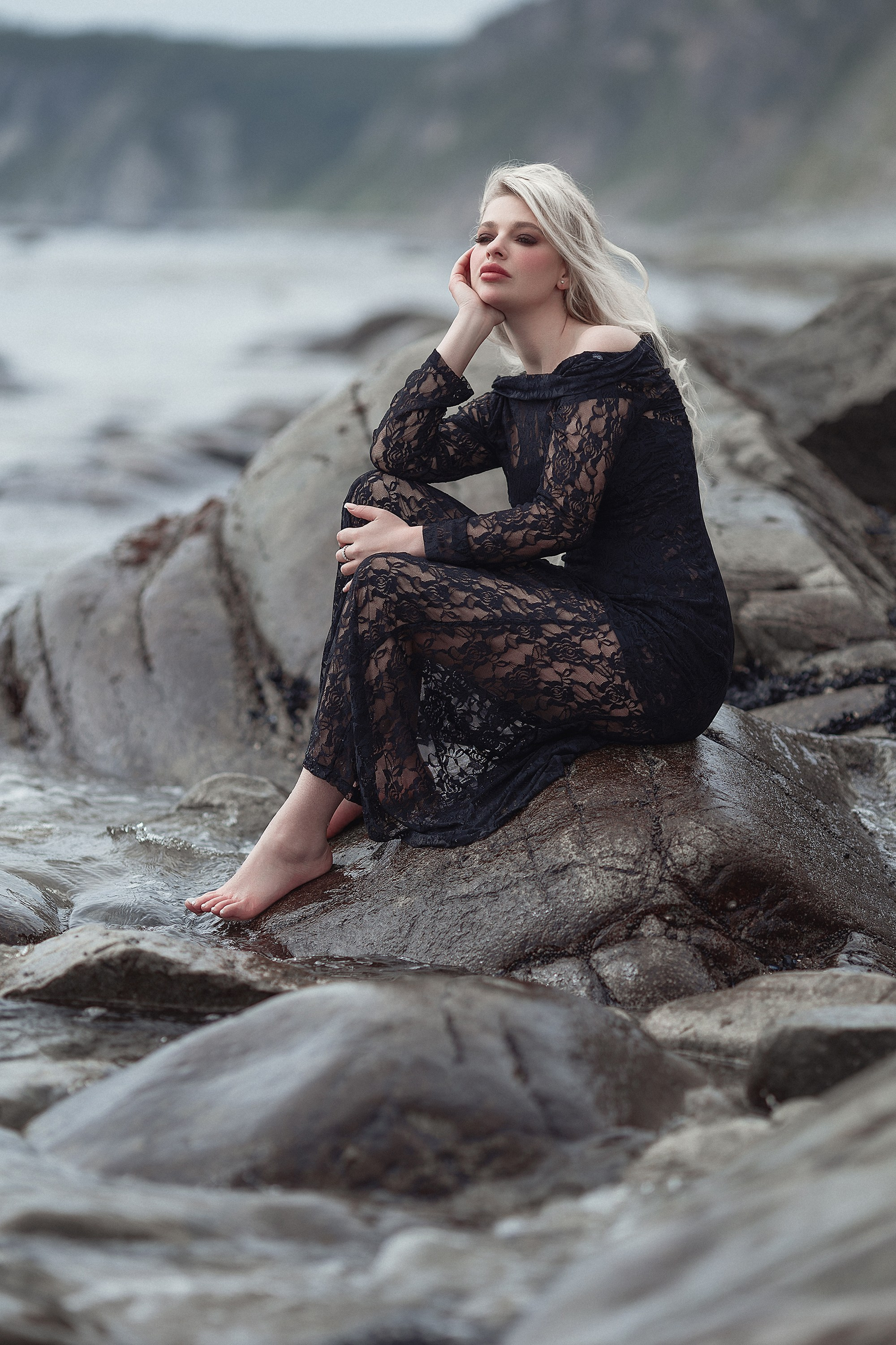 У скал. Фотограф Алёна Яковлева