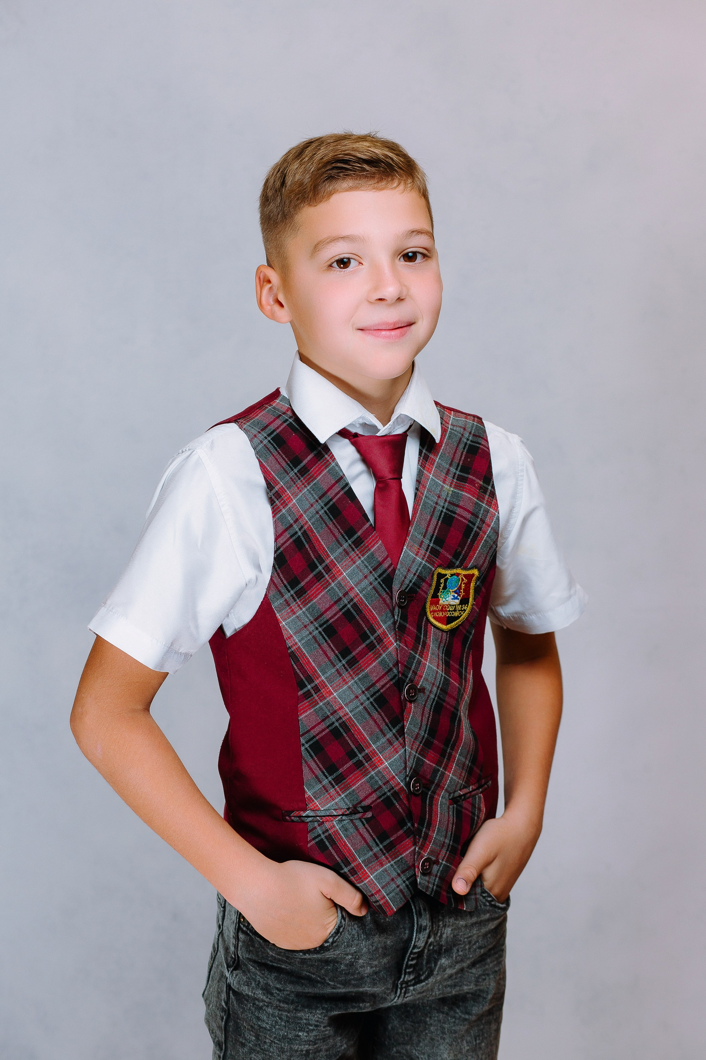 Портрет на светлом фоне- начальная школа. Выпускные альбомы Натальи Бутко: Новороссийск, Анапа, Геленджик