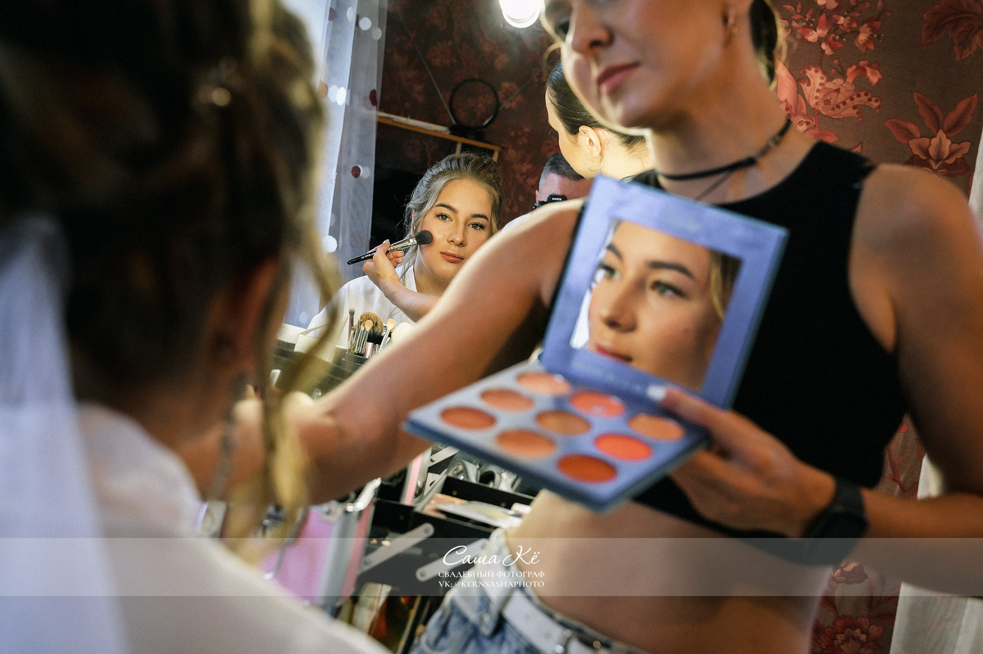 Торжественный момент подачи колец на сцене. Профессиональный фотограф из Новосибирска — Саша Кё.