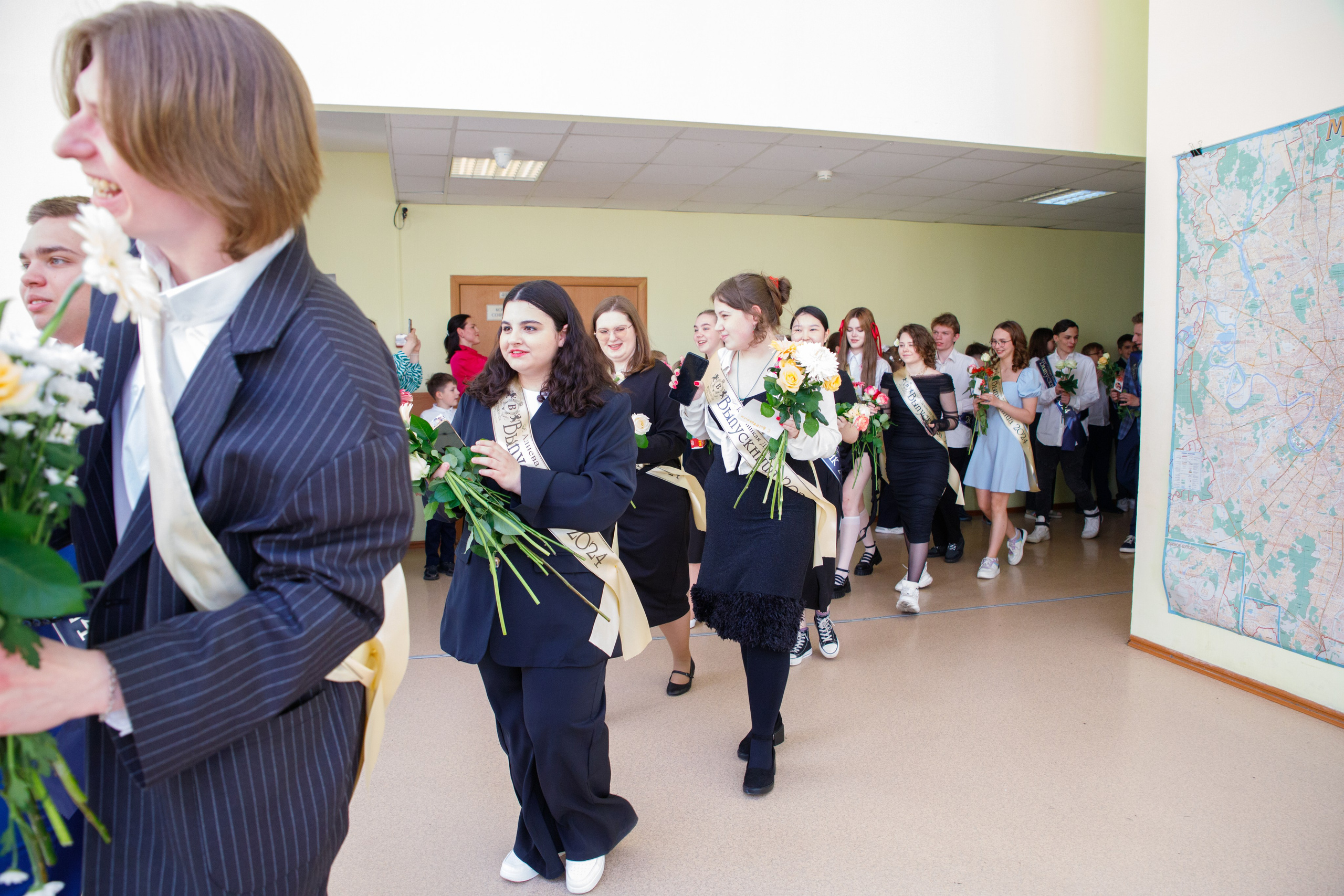 Репортажная съемка с Последнего звонка в школе в Москве. Семейный и школьный фотограф в Москве Анна Ткач