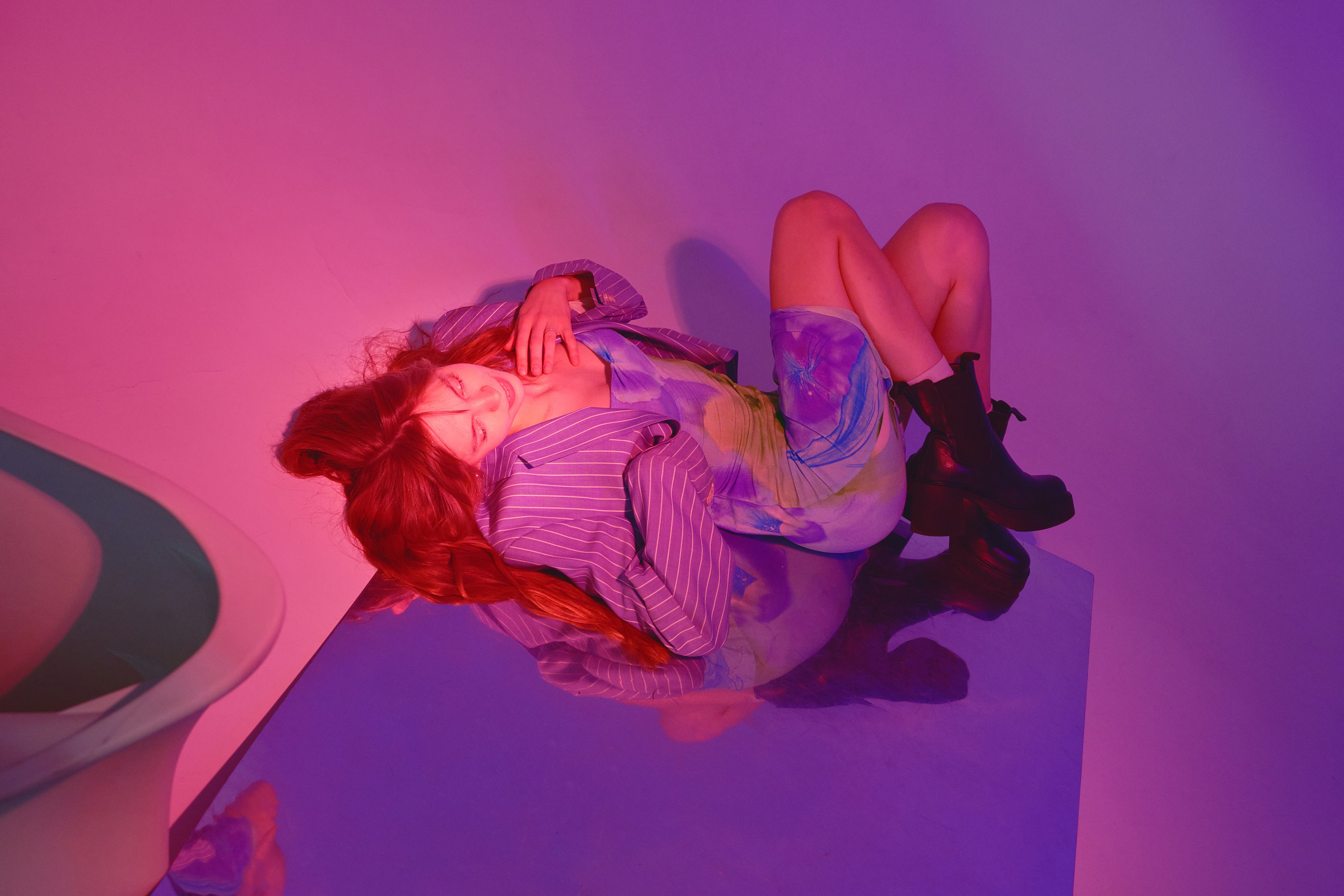 Индивидуальная съёмка с цветным светом в Твери. Женственный образ. Фотограф Татьяна Жданова. tatzhdanov