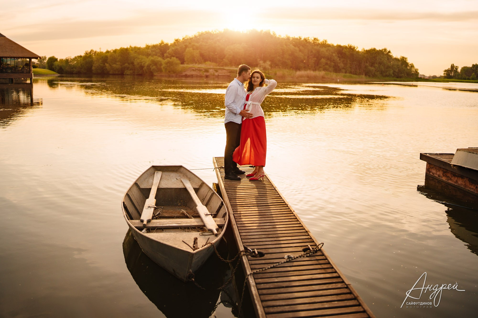 Фотосессия беременности на закате в Олд Хаус | Объятия будущих родителей на причале реки Дон | Фотограф Андрей Сайфутдинов Ростов-на-Дону
