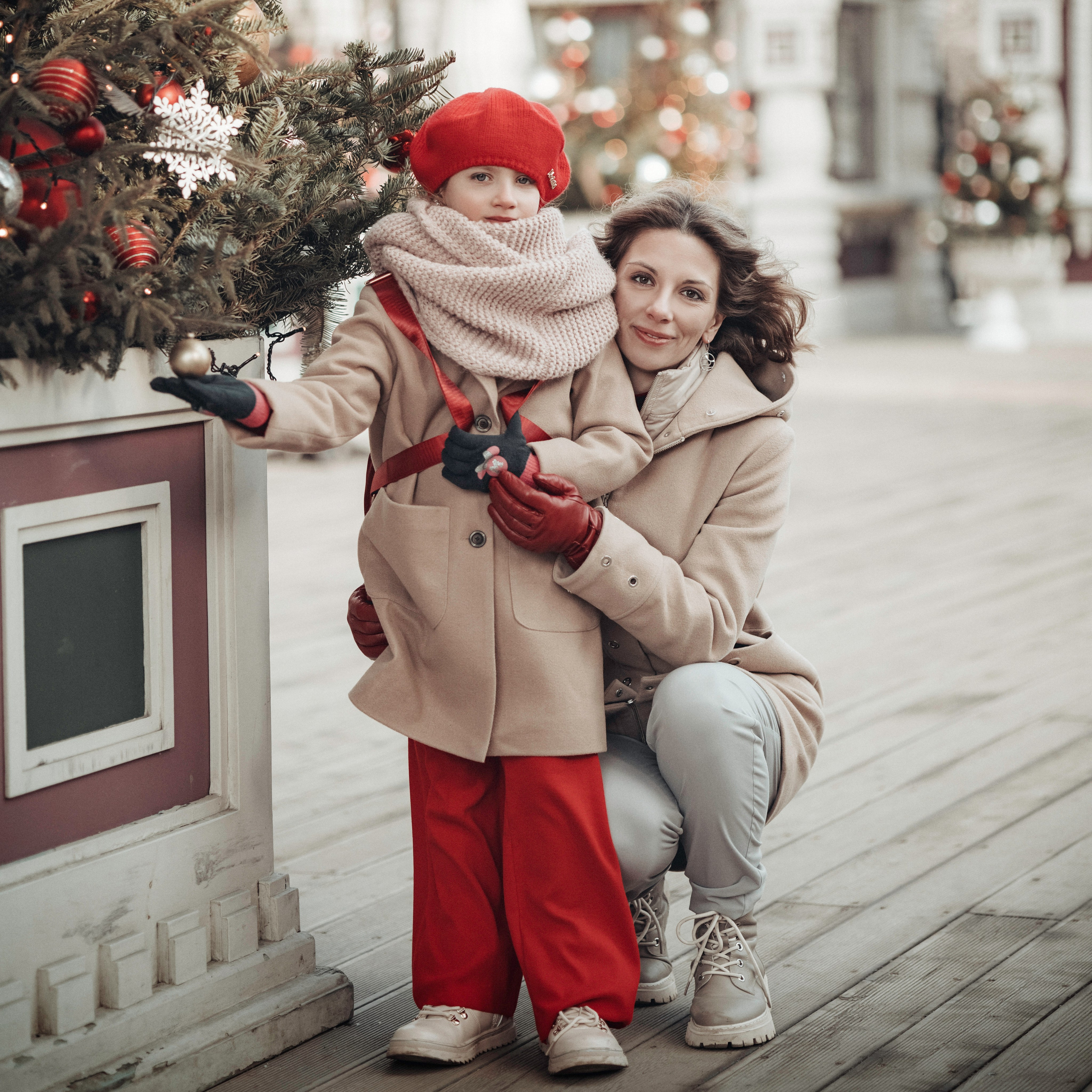 Семейная фотосъемка в Москве для мамы и дочки. Прогулка днем по новогодней Москве украшенной зимними новогодними елками и шарами, красно-бежевая, Третьяковский проезд, Манежная площадь, ГУМ-ярмарка