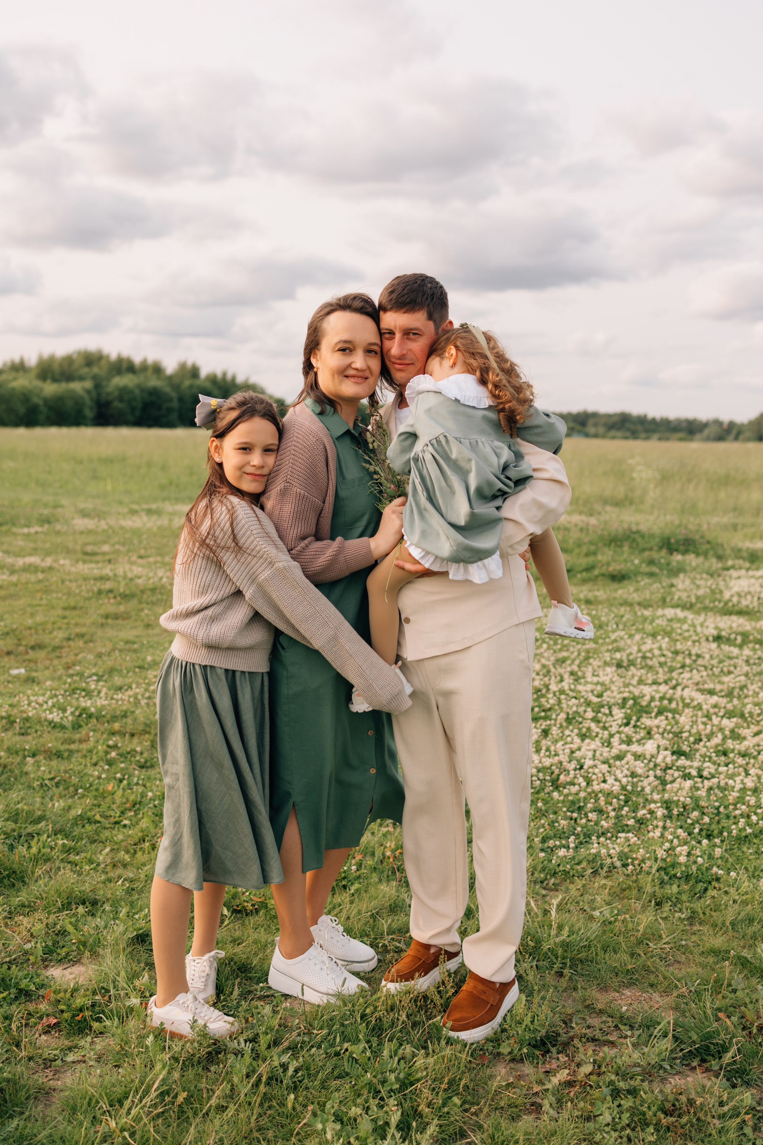 Анна, Марчелло, Настенька и Влада в поле. Фотограф Москва Светлана Кирюшина