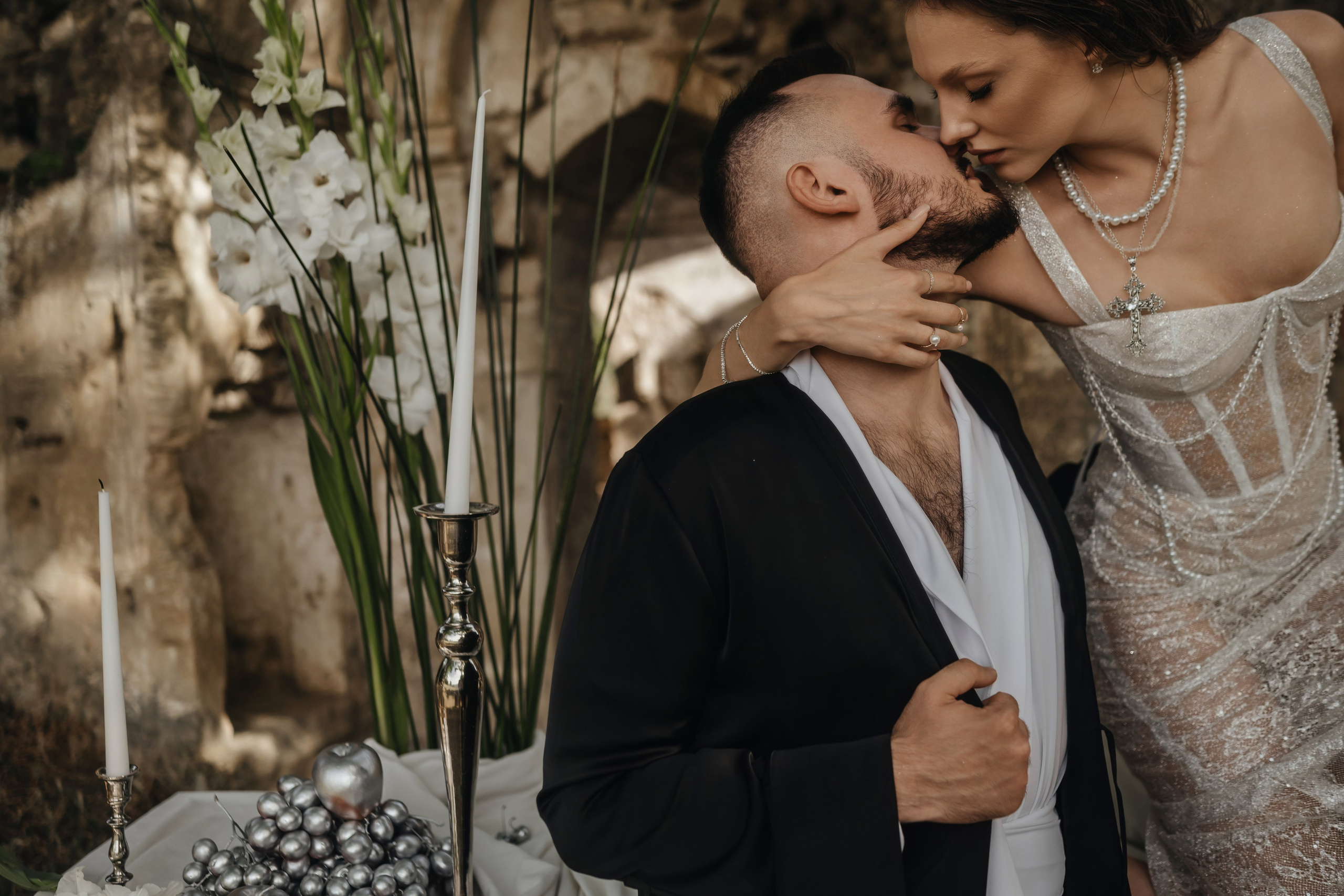 Свадебная фотосессия в старинном заброшенном храме в Крыму Гладиолусы. Свадебный и семейный фотограф и видеограф, Крым, Москва, Санкт -Петербург