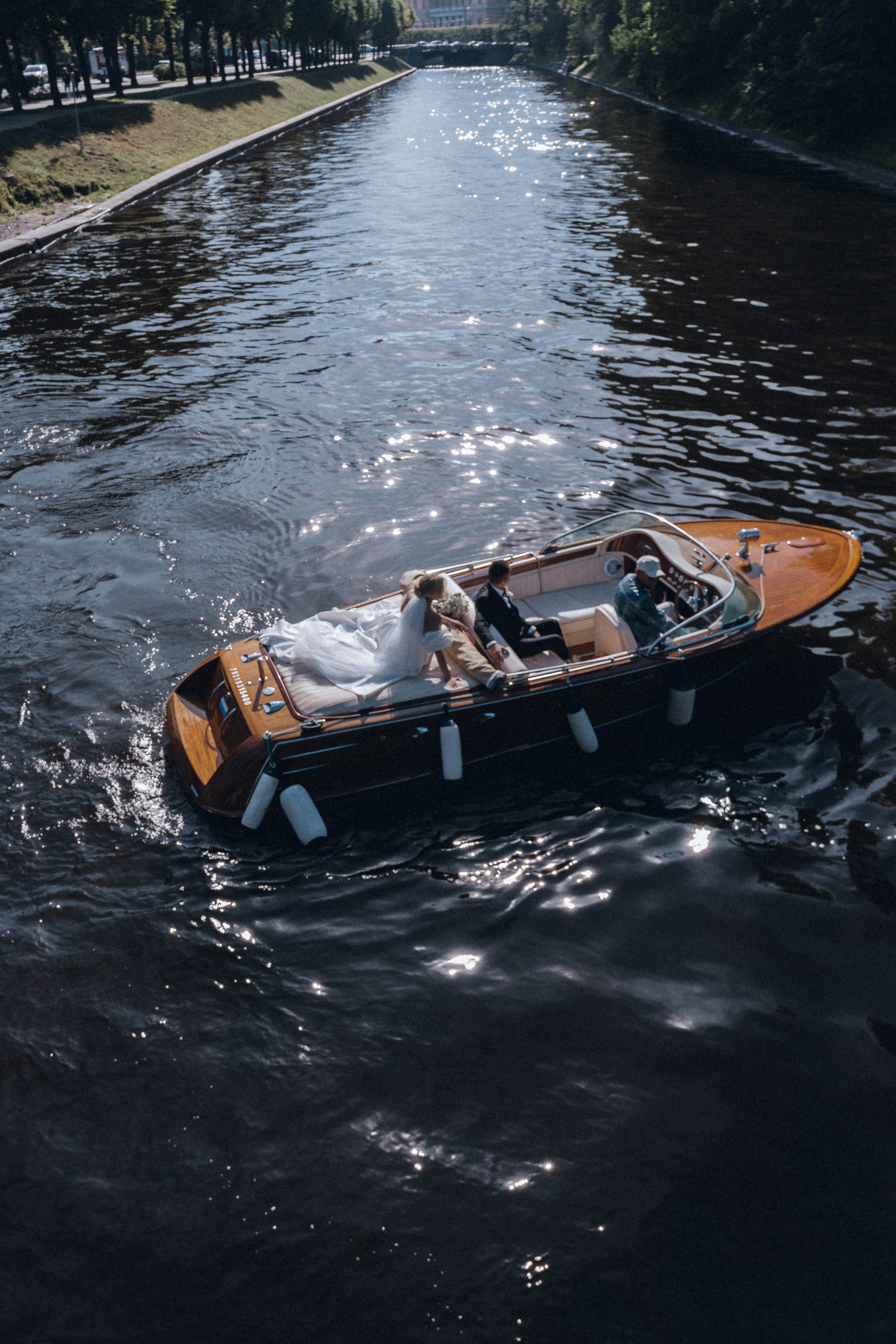 СВАДЕНБНАЯ СЬЕМКА НА КАТЕРЕ ПО КАНАЛАМ САНКТ-ПЕТЕРБУРГА И В АКВАТОРИИ НЕВЫ. Профессиональный фотограф, Санкт-Петербург — Виктория Богомолова