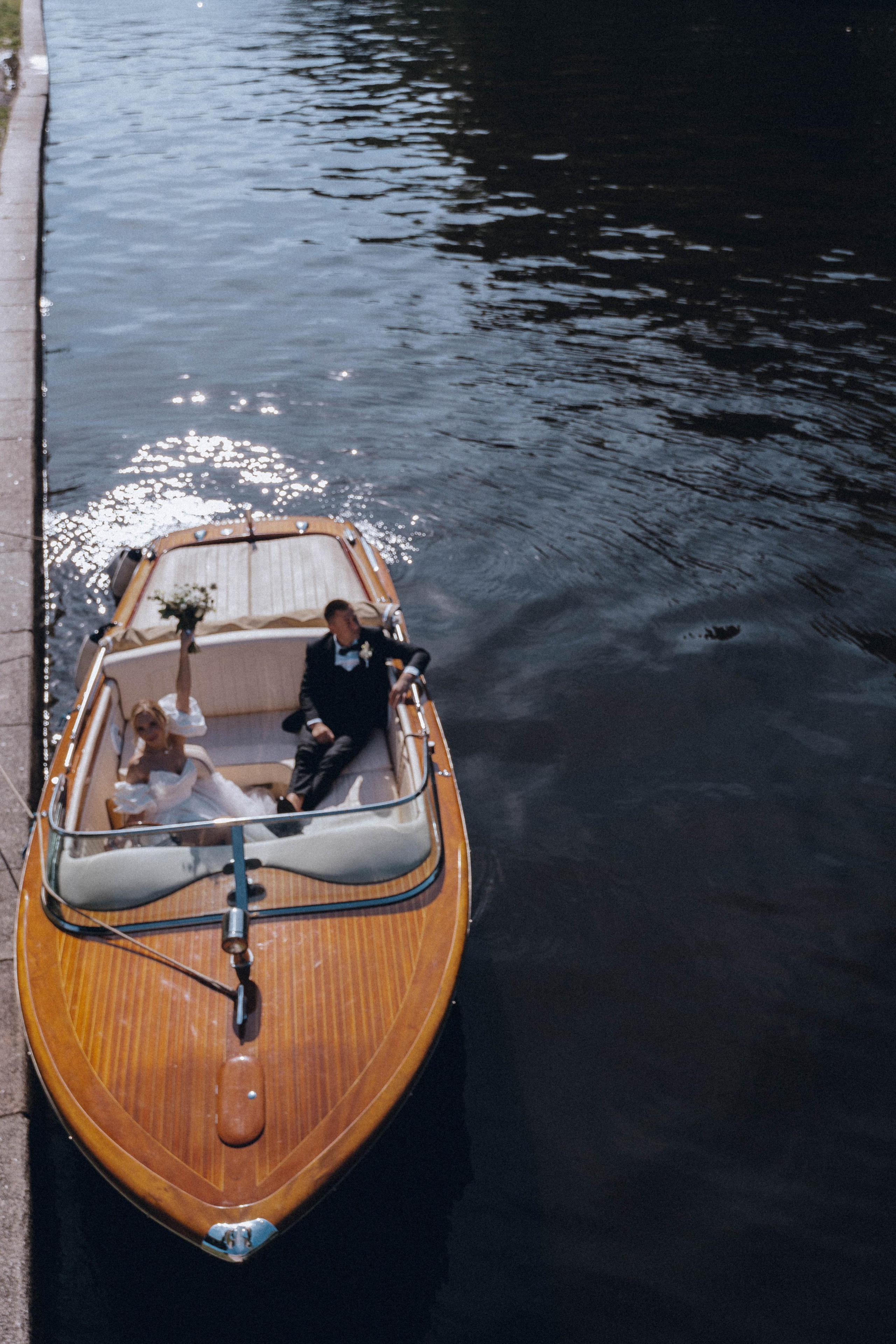 СВАДЕНБНАЯ СЬЕМКА НА КАТЕРЕ ПО КАНАЛАМ САНКТ-ПЕТЕРБУРГА И В АКВАТОРИИ НЕВЫ. Профессиональный фотограф, Санкт-Петербург — Виктория Богомолова