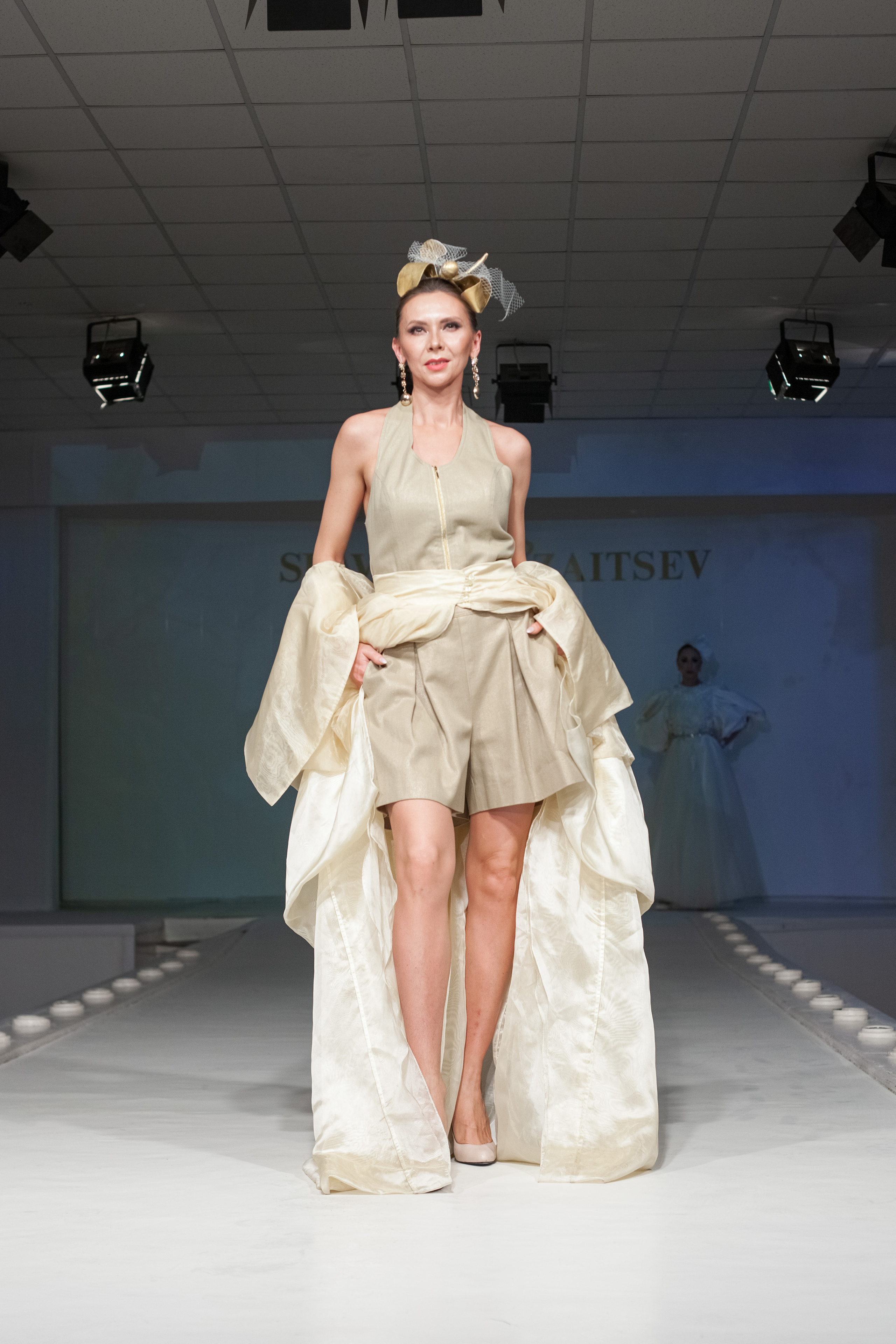 Выпускной показ моделей в Доме моды Вячеслава Зайцева