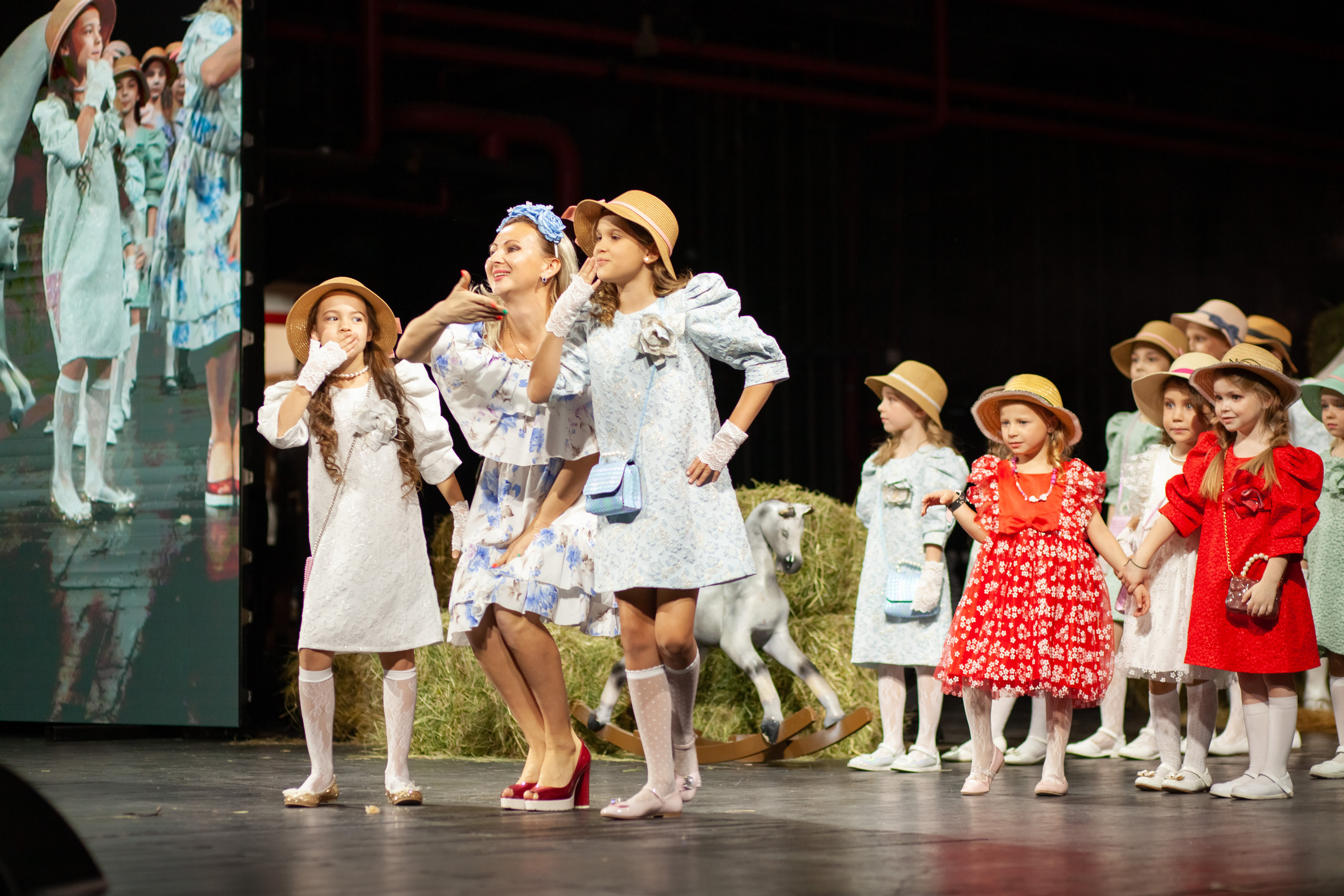 AgicFashionWeek — коллекция «Я в Париже» дизайнера Janavesna