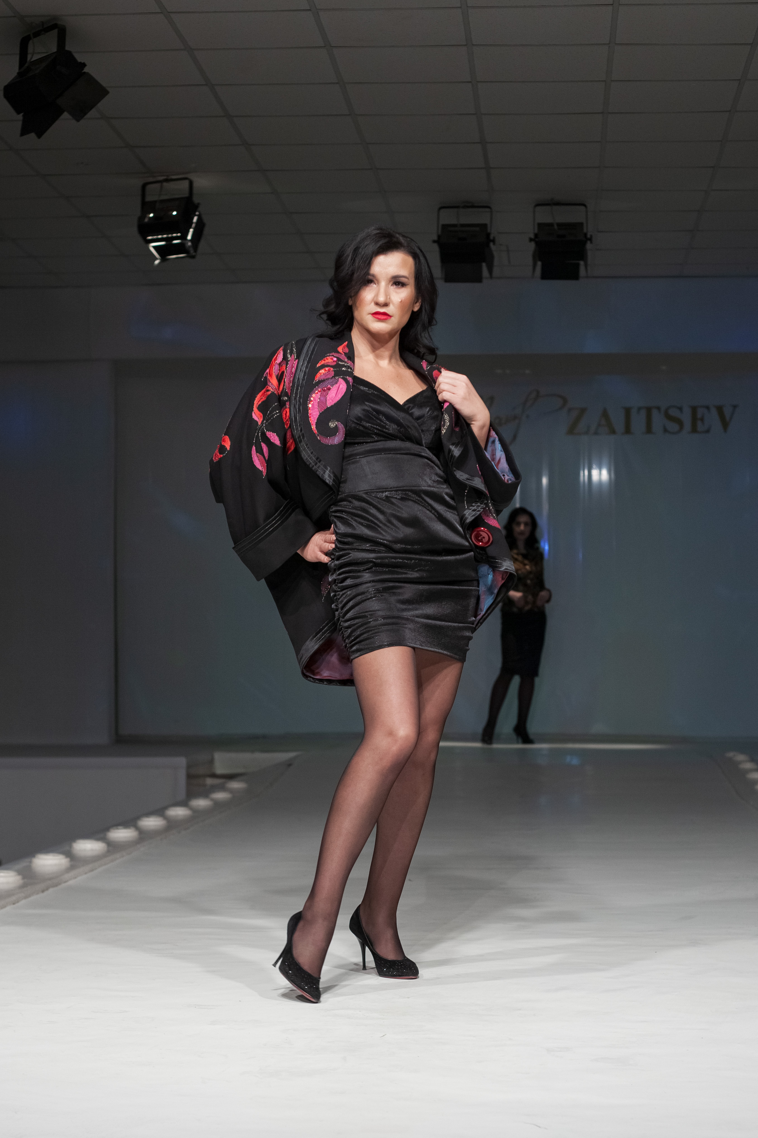 Выпускной показ моделей в Доме моды Вячеслава Зайцева