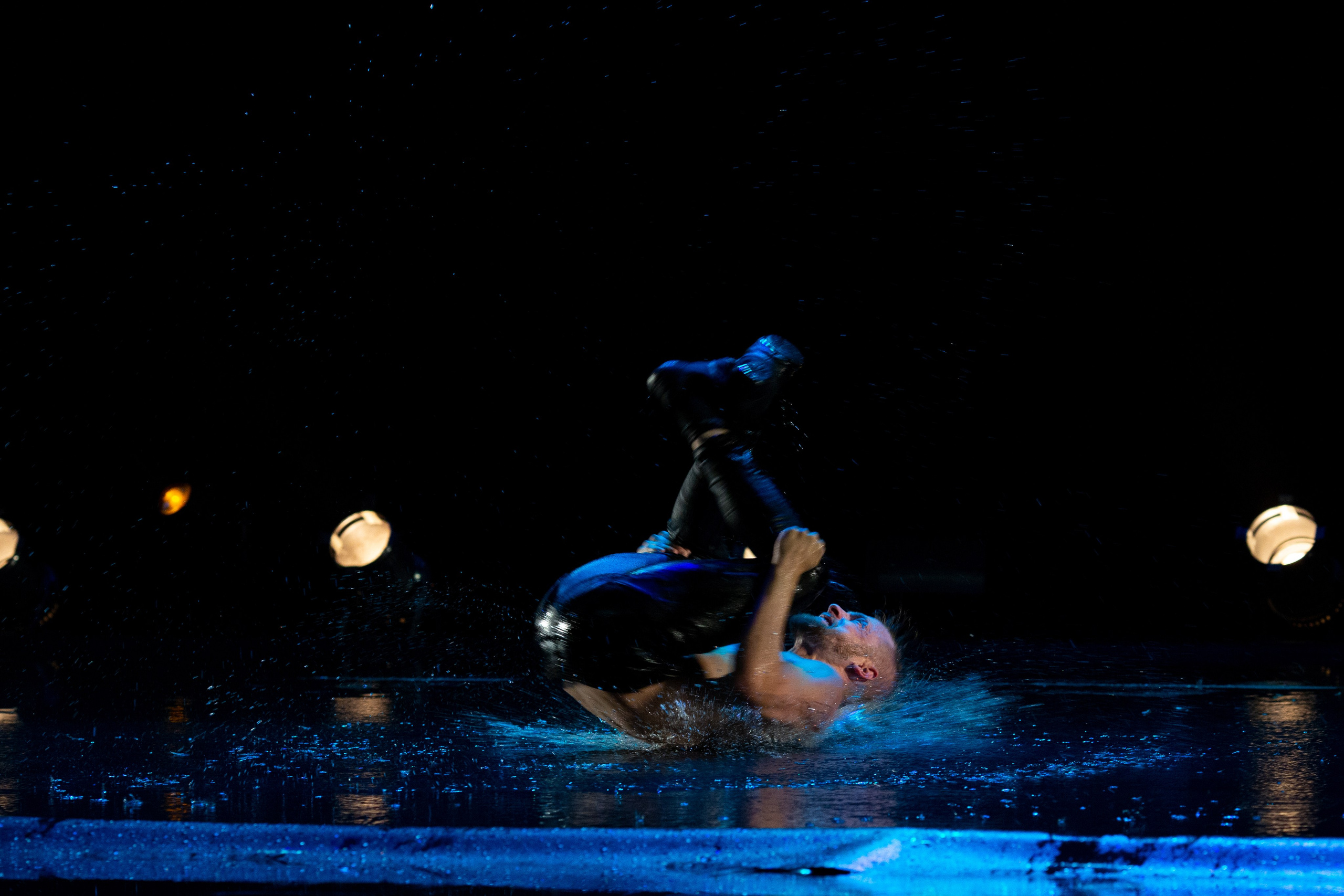 Искушение. Танец под дождём. Фотограф Антонина Свешникова. ВЫПУСКНЫЕ ФОТОКНИГИ для детских садов и школ. Москва, Владимир