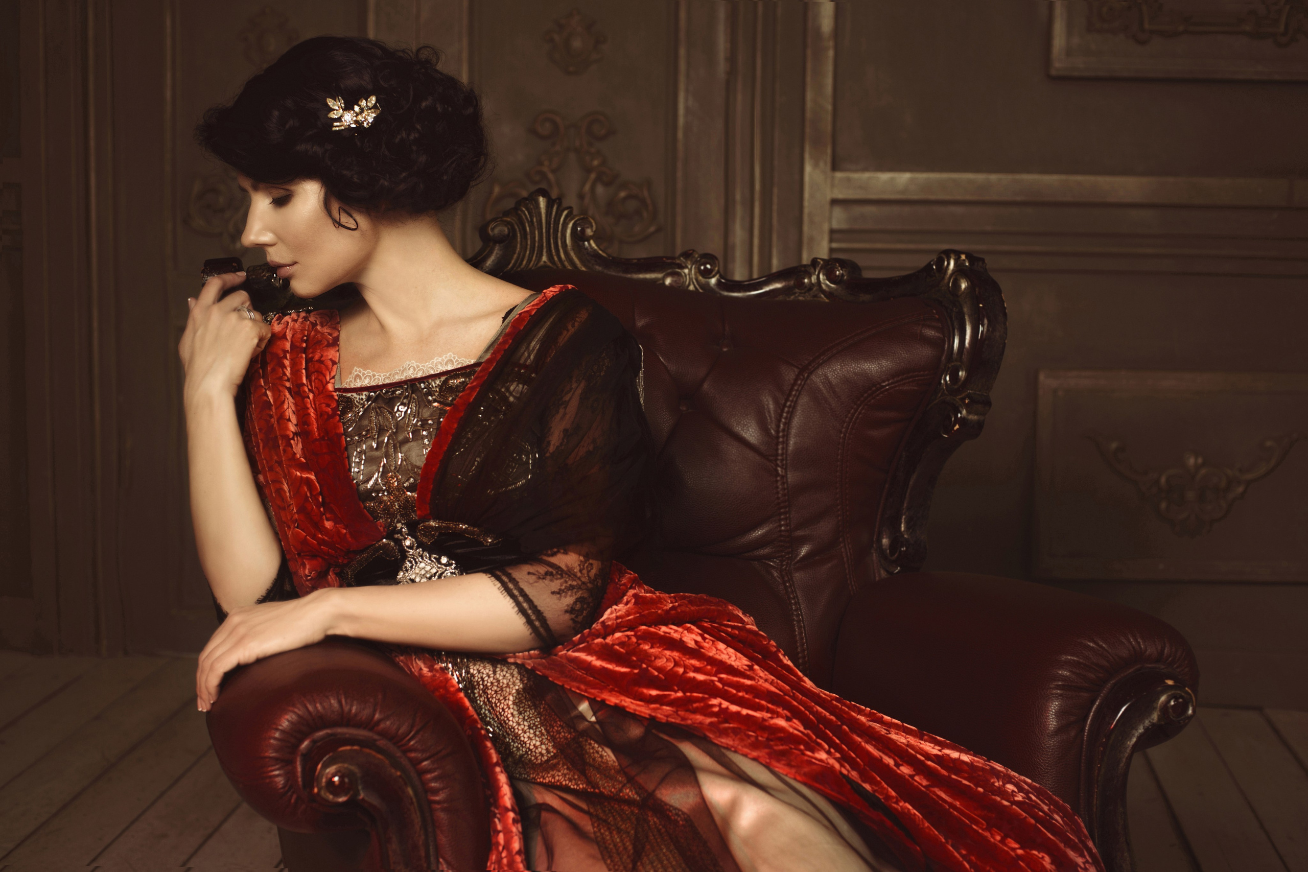 Портретная фотосессия женщины в стиле belle epoque в профиль в красном платье