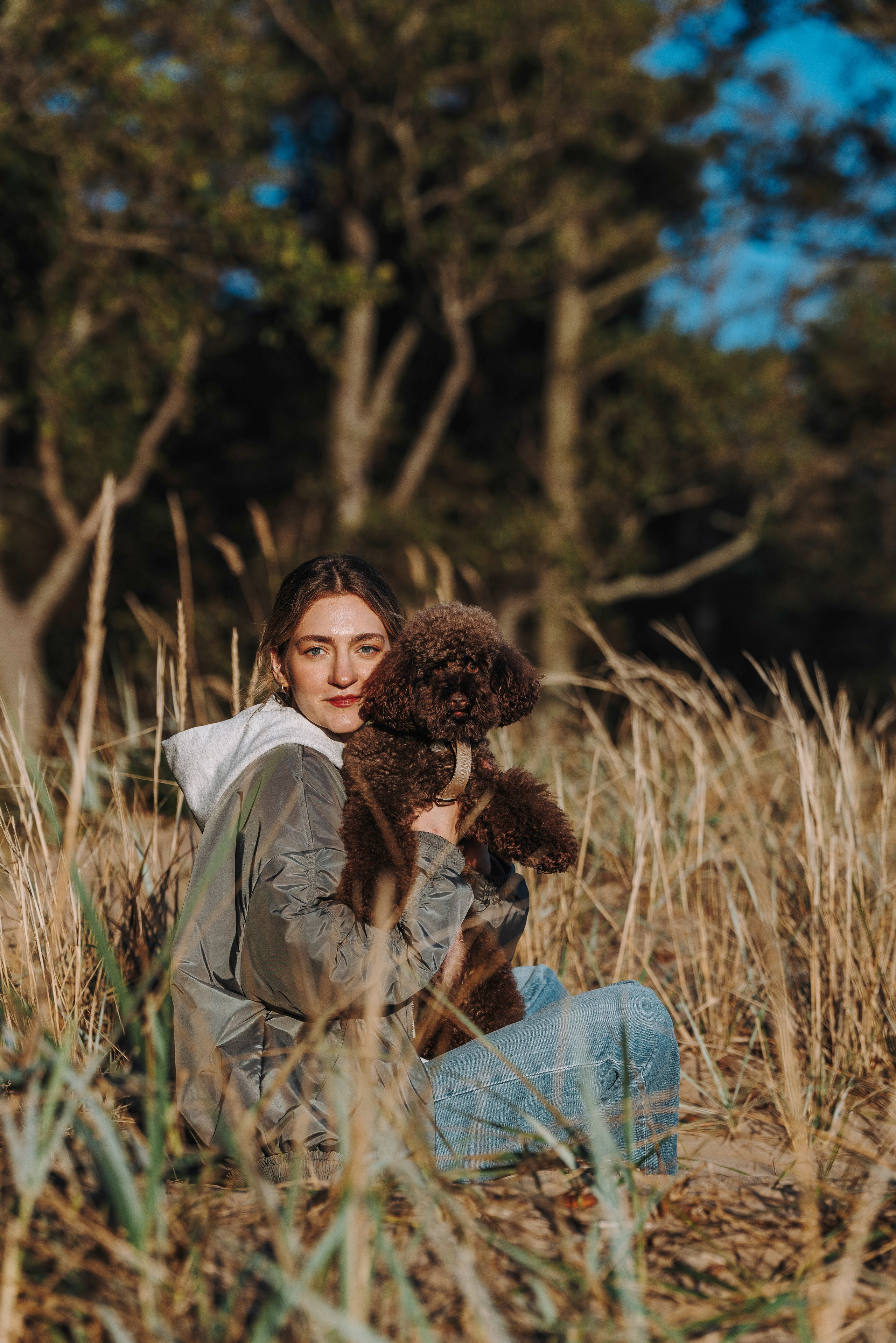 Фотосессия девушки с пуделем на пляже на закате. Фотограф анималист в Спб недорого Олеся Майорова