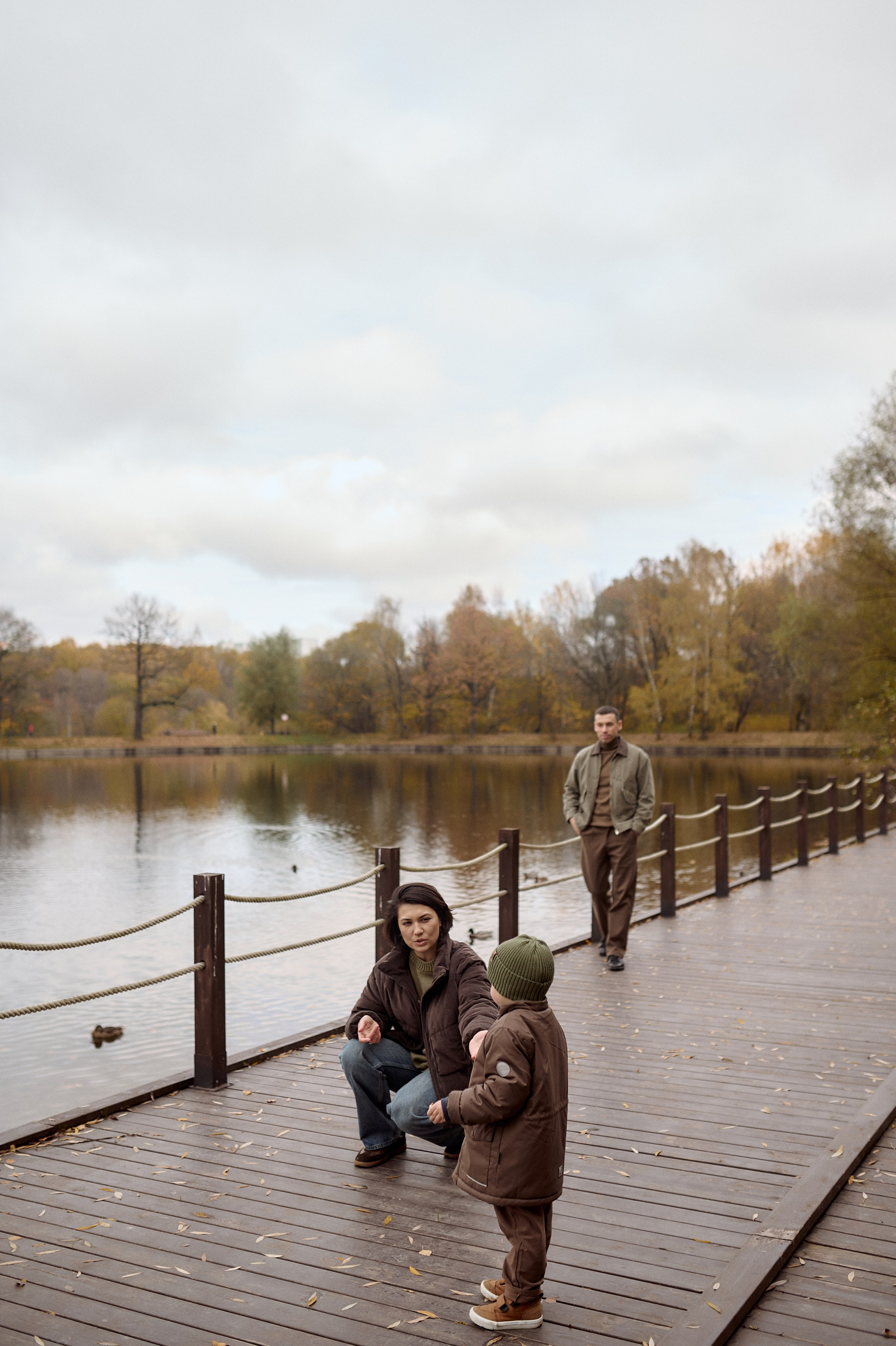 Вова, Юля и Максим в осеннем парке. Семейный и свадебный lifestyle-фотограф в Москве Мария Петрова