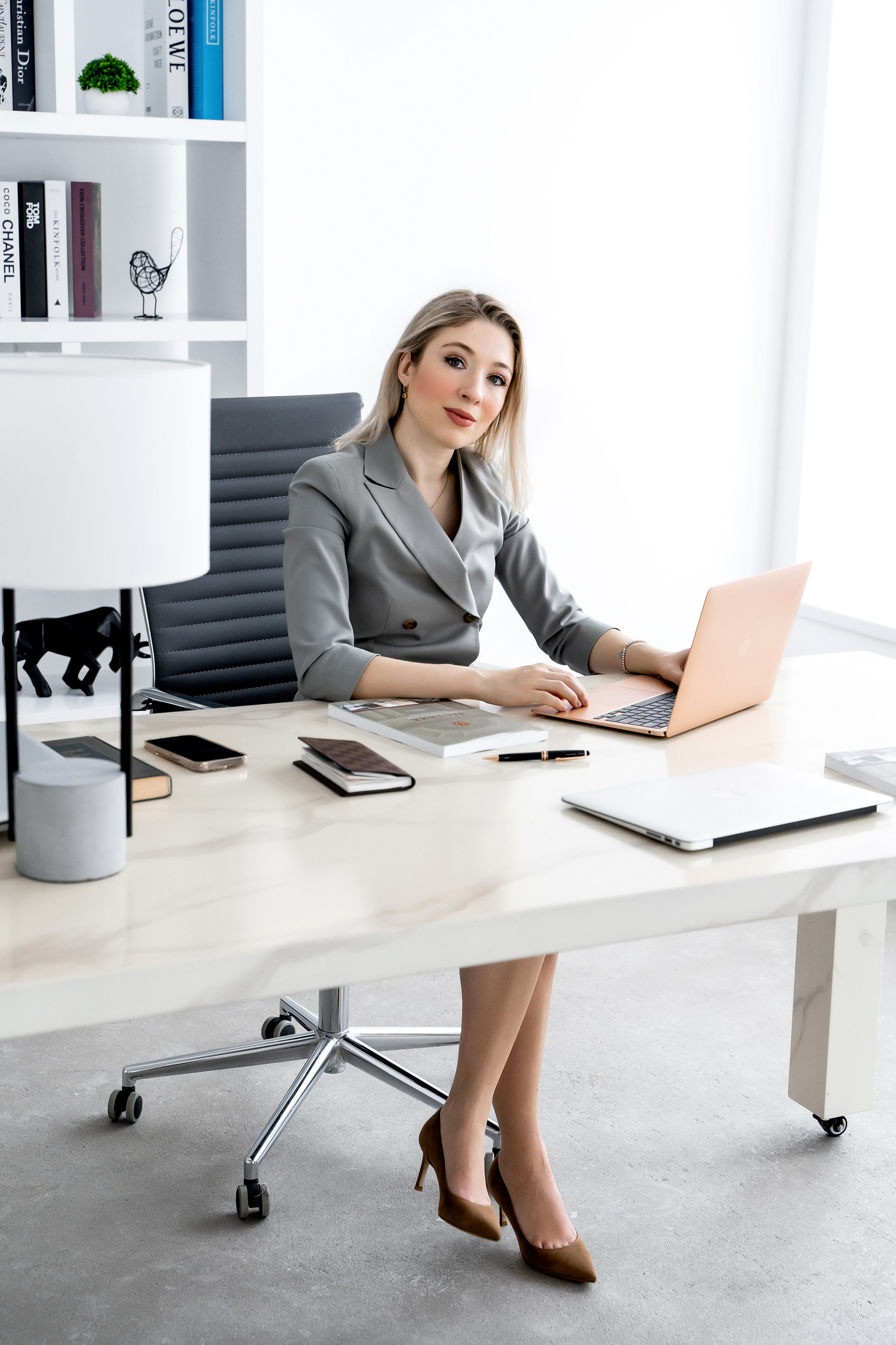 Женский фотограф в Москве и Московской области. Женская фотосессия. Женственные фотографии. Фотографии красивых женщин. Красивая стильная женская фотосессия. Контент-фотосессия. Визуал для блога.