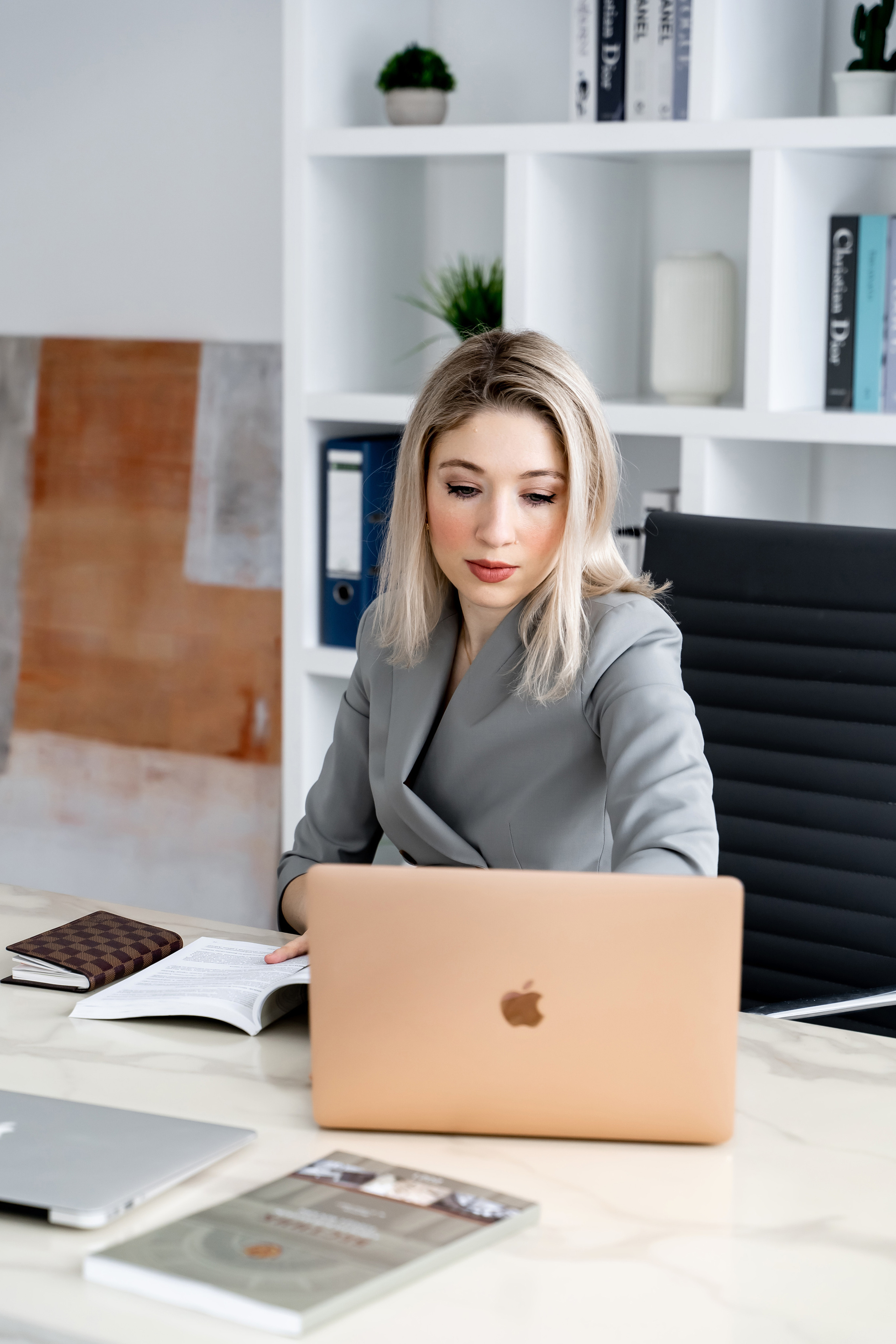Женский фотограф в Москве и Московской области. Женская фотосессия. Женственные фотографии. Фотографии красивых женщин. Красивая стильная женская фотосессия. Контент-фотосессия. Визуал для блога.