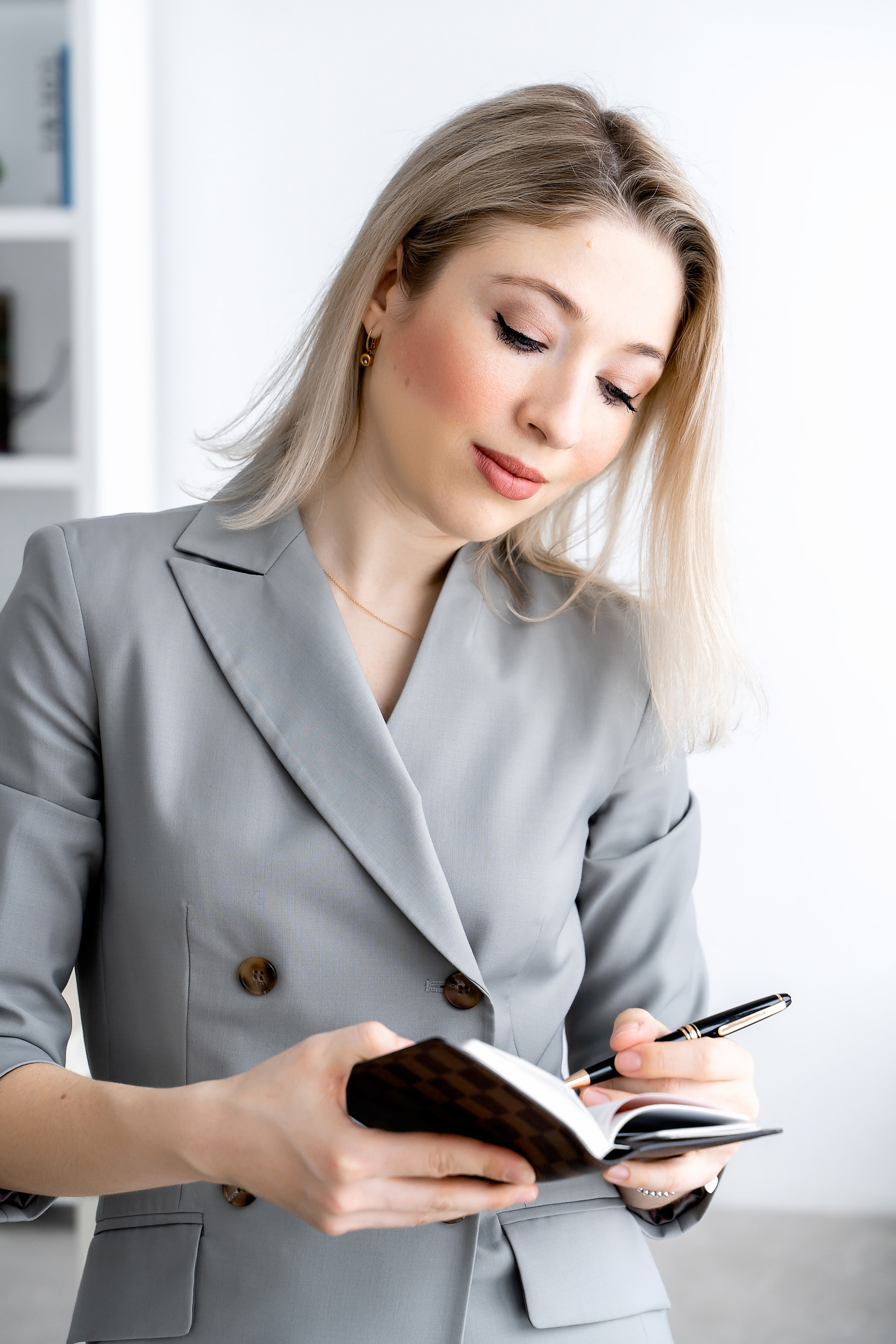 Женский фотограф в Москве и Московской области. Женская фотосессия. Женственные фотографии. Фотографии красивых женщин. Красивая стильная женская фотосессия. Контент-фотосессия. Визуал для блога.