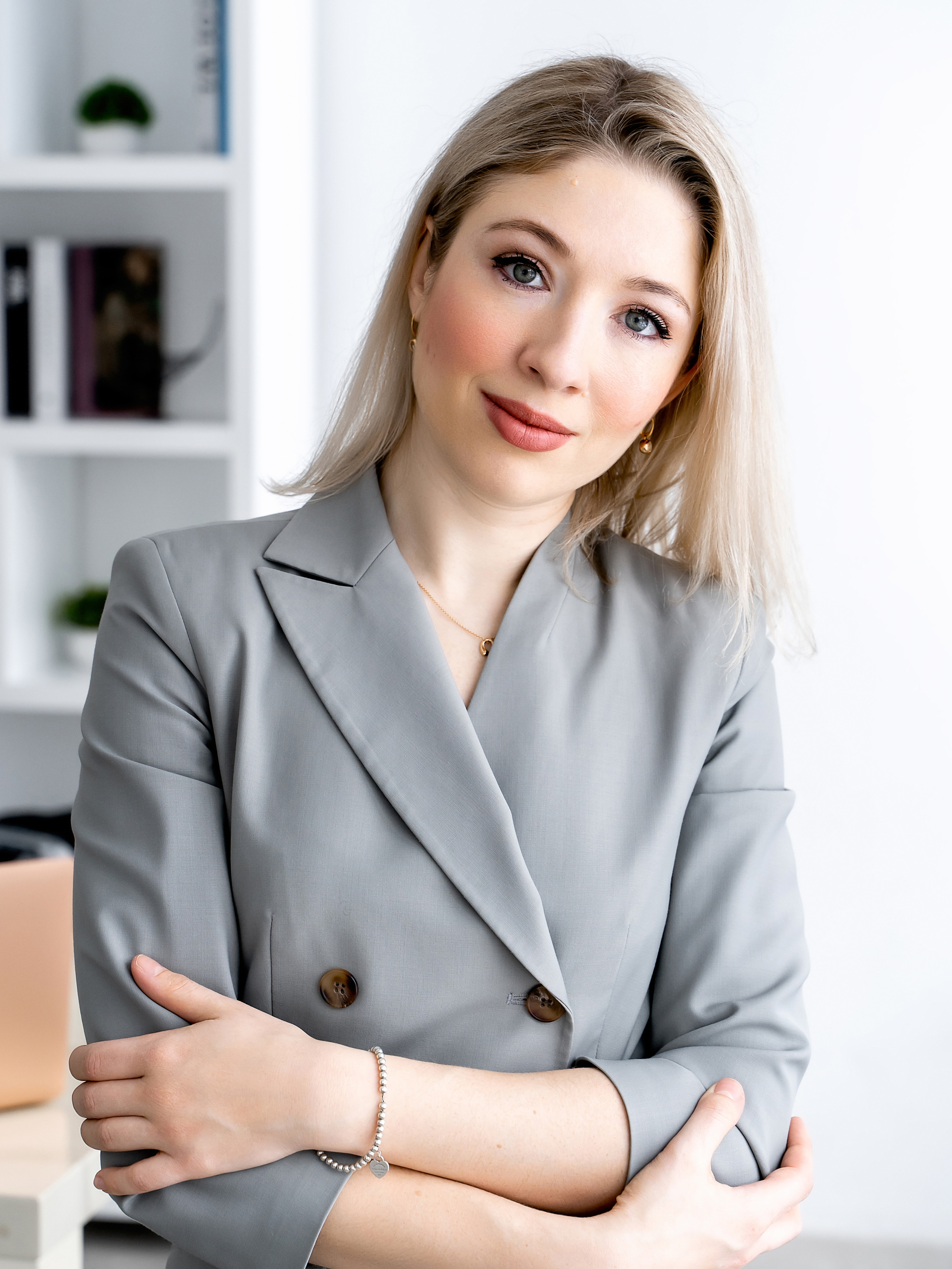 Женский фотограф в Москве и Московской области. Женская фотосессия. Женственные фотографии. Фотографии красивых женщин. Красивая стильная женская фотосессия. Контент-фотосессия. Визуал для блога.