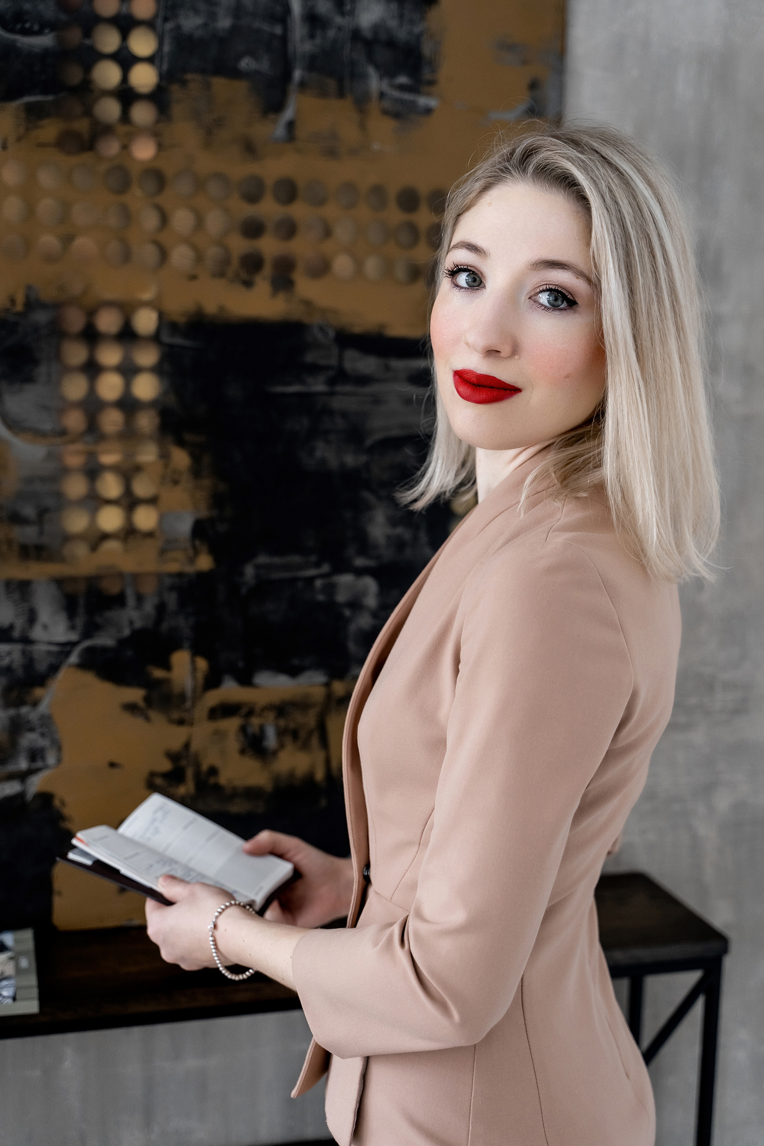 Женский фотограф в Москве и Московской области. Женская фотосессия. Женственные фотографии. Фотографии красивых женщин. Красивая стильная женская фотосессия. Контент-фотосессия. Визуал для блога.