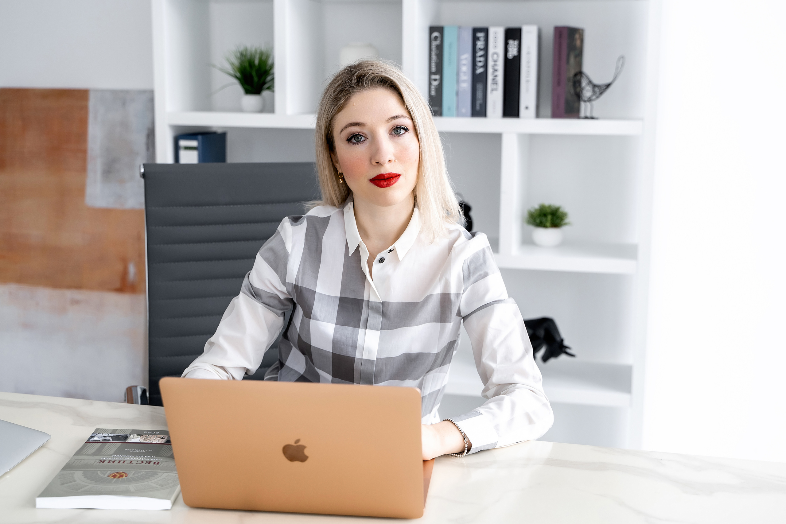 Женский фотограф в Москве и Московской области. Женская фотосессия. Женственные фотографии. Фотографии красивых женщин. Красивая стильная женская фотосессия. Контент-фотосессия. Визуал для блога.