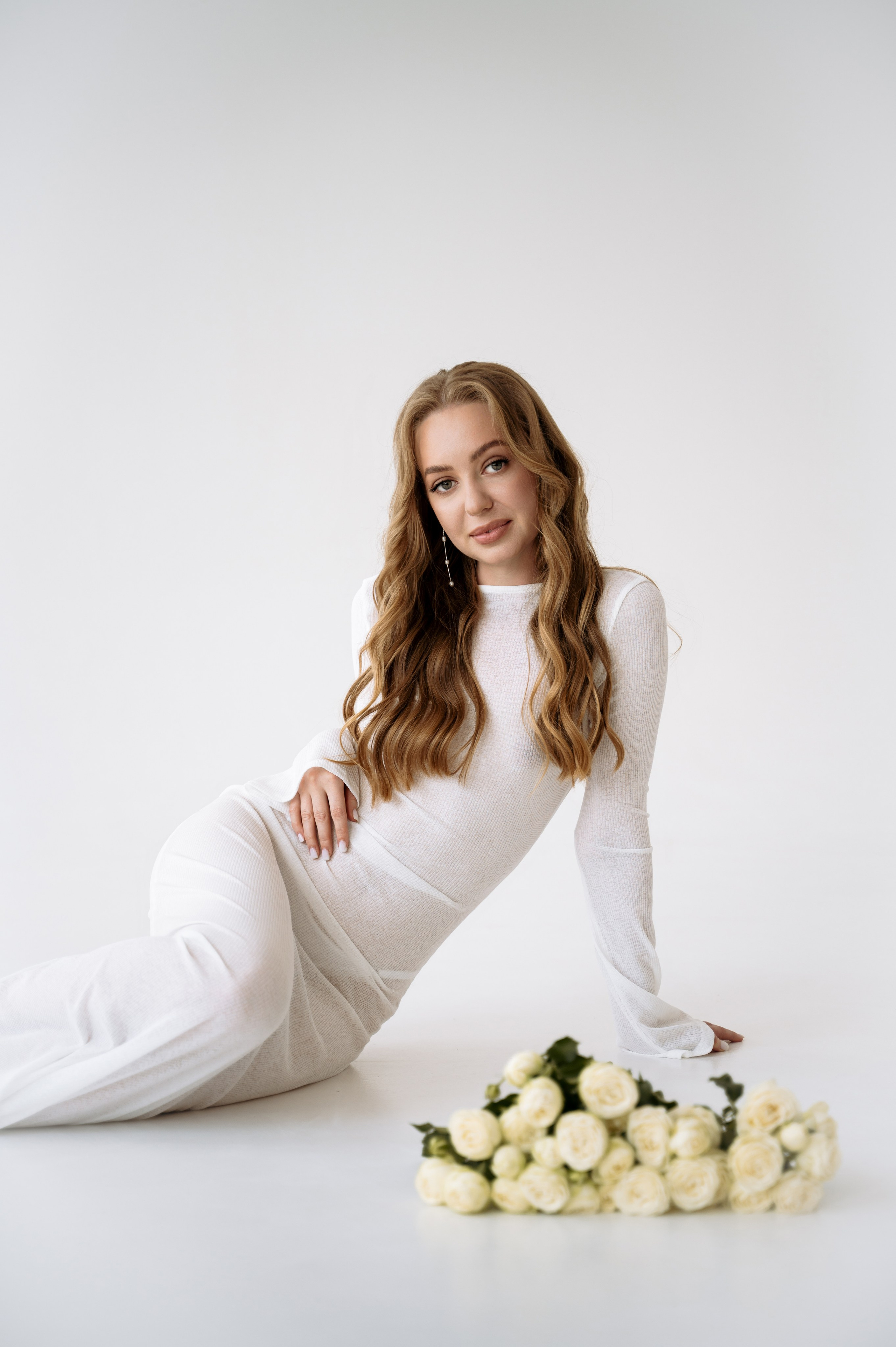 фотосессия девушки в белом платье с цветами