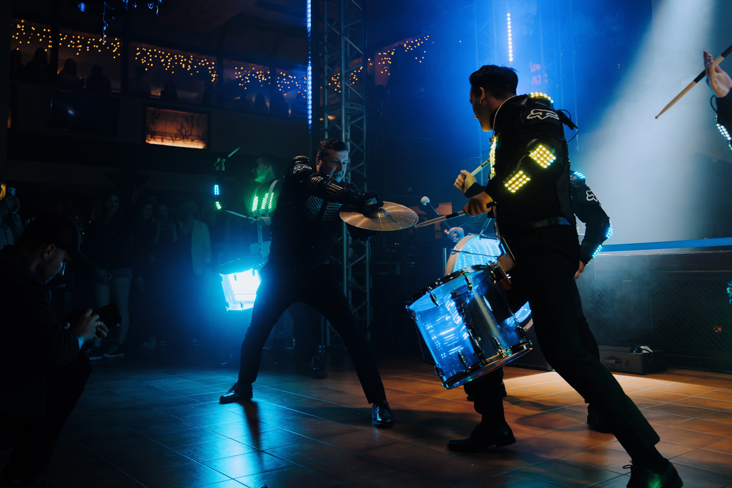 20 ЛЕТ МЕГАПОЛИС ЧЕЛЯБИНСК ХЕДЛАЙНЕР ЕЛКА. Репортажный фотограф Зуев Роман г. Челябинск