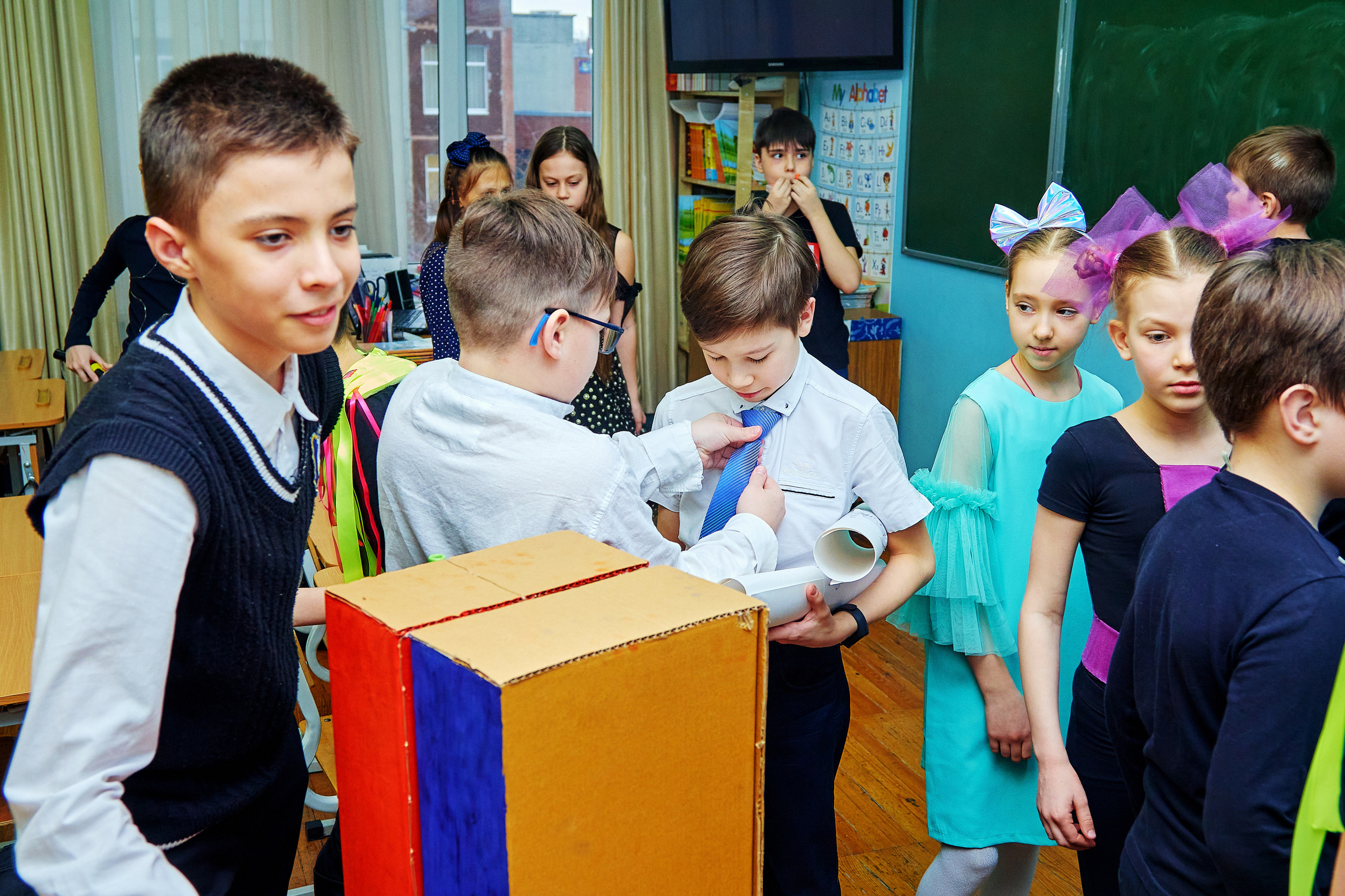 Несколько школьников на перемене