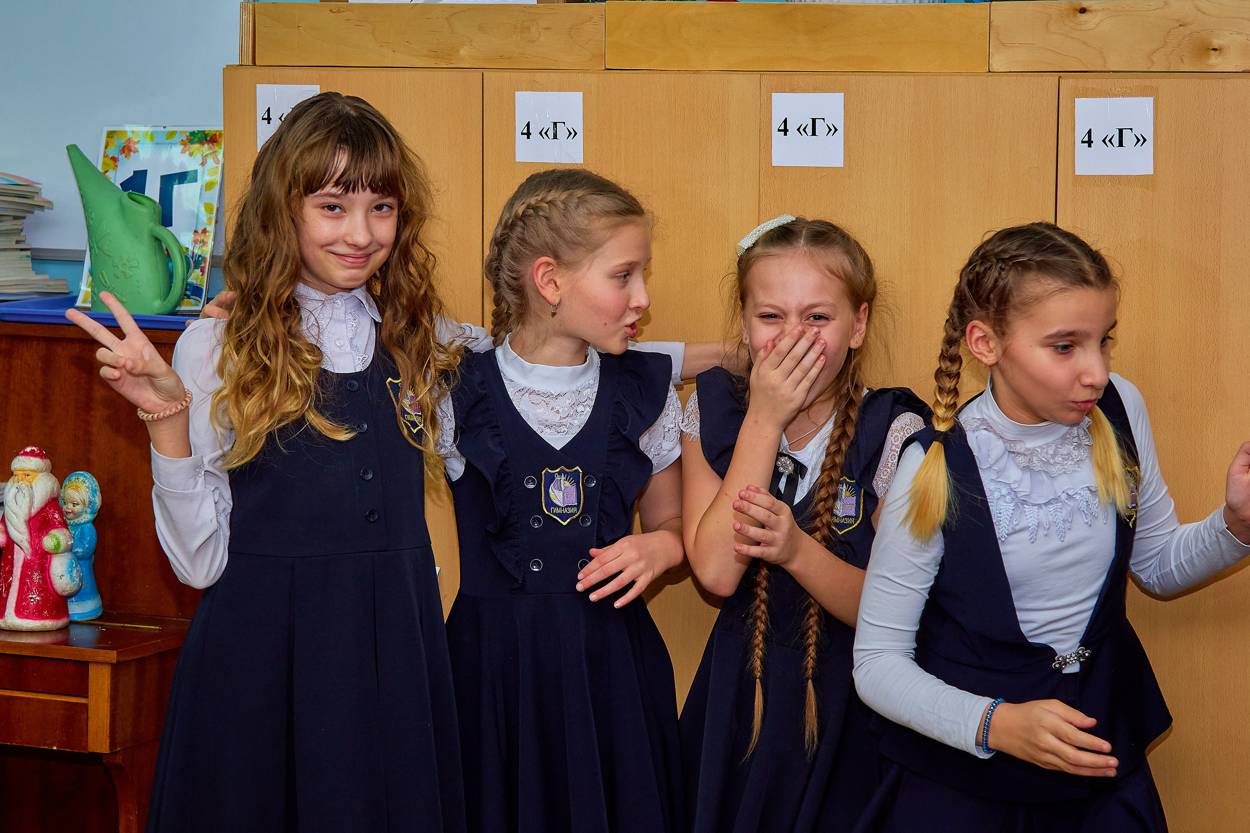 Школьницы на перемене смеются