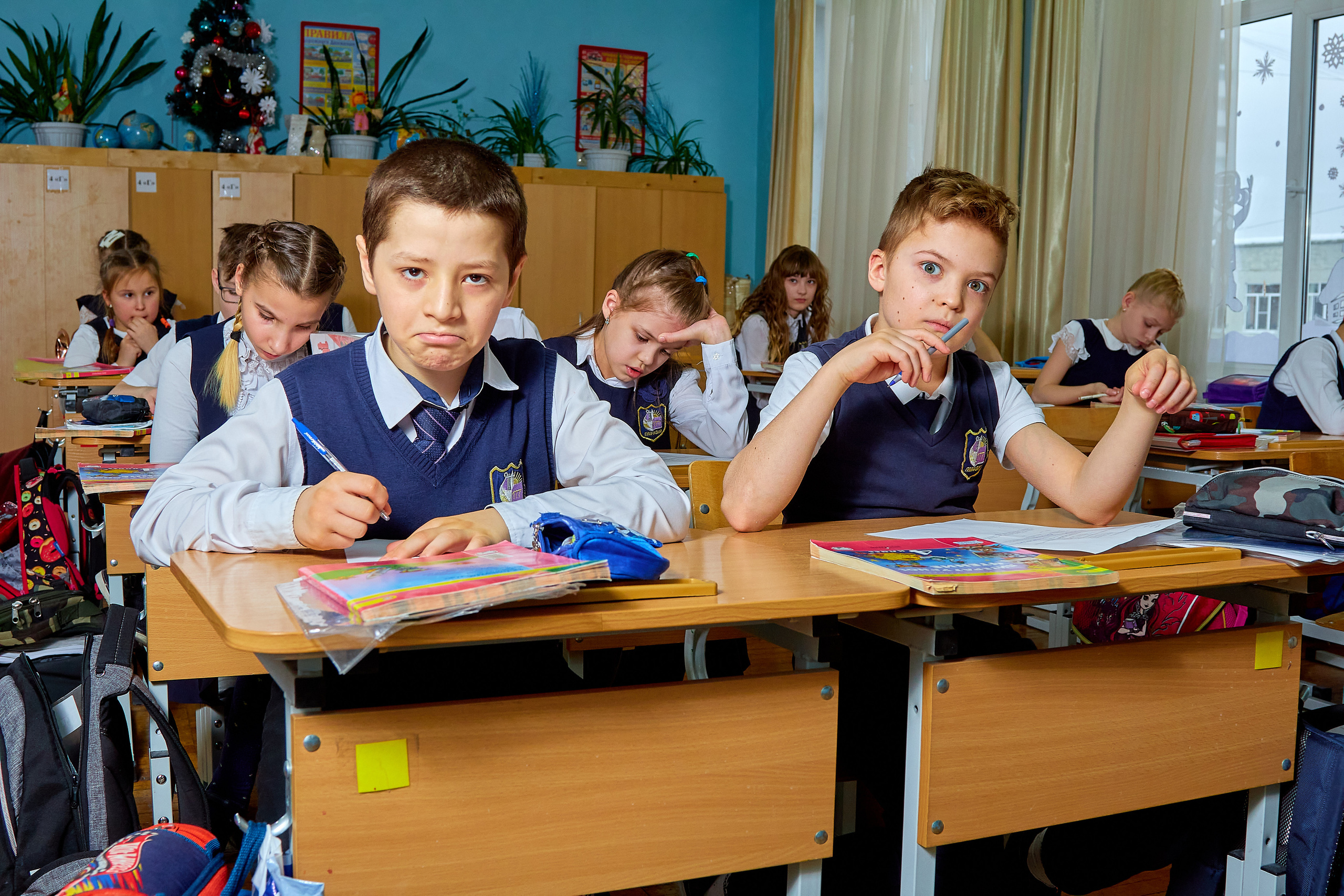 Школьники за партами на уроке
