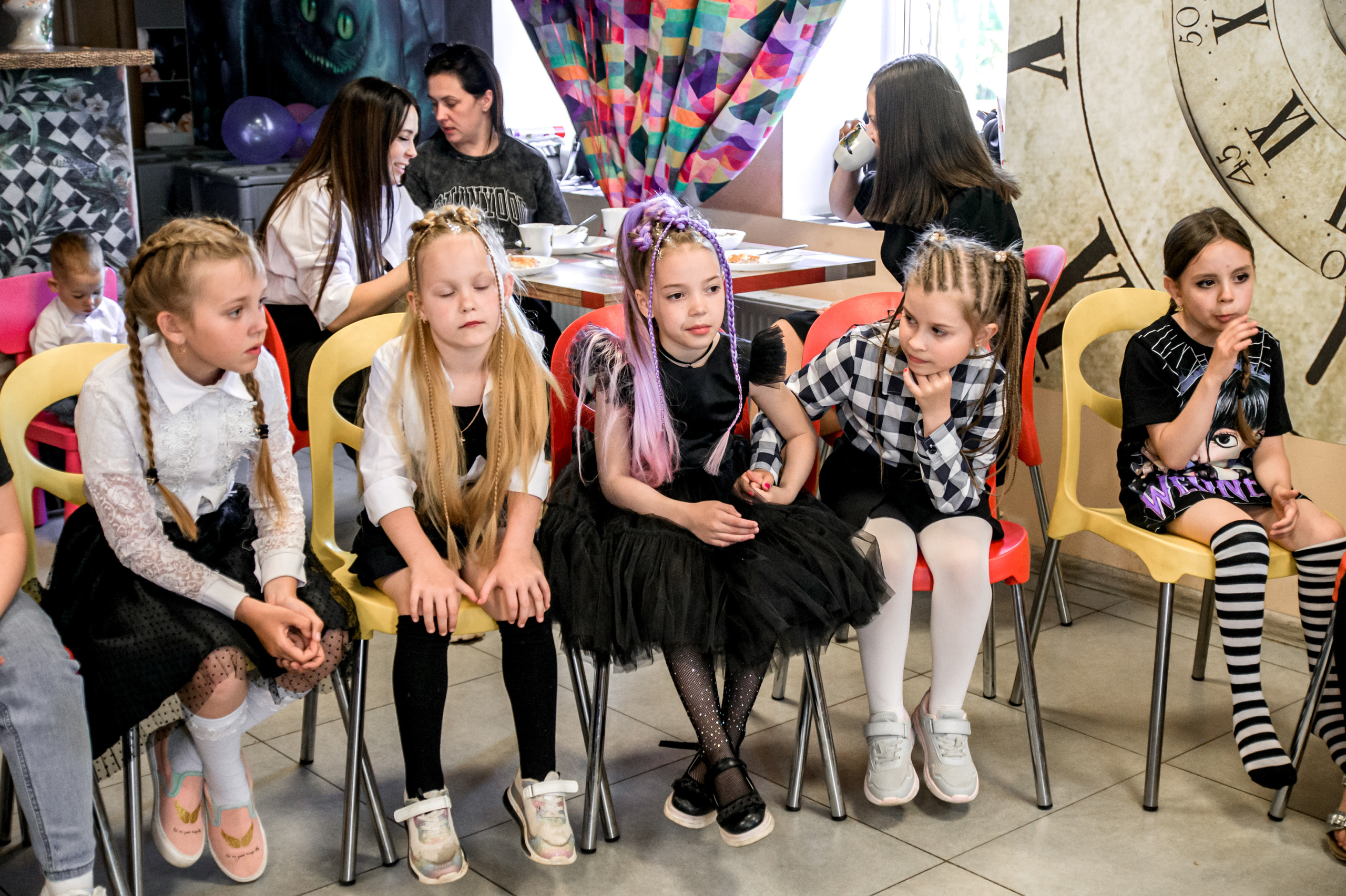 День Рождения в стиле Венсдей, кафе Алиса, Озёрный. Фотограф/Тортодел Семёнова Анастасия