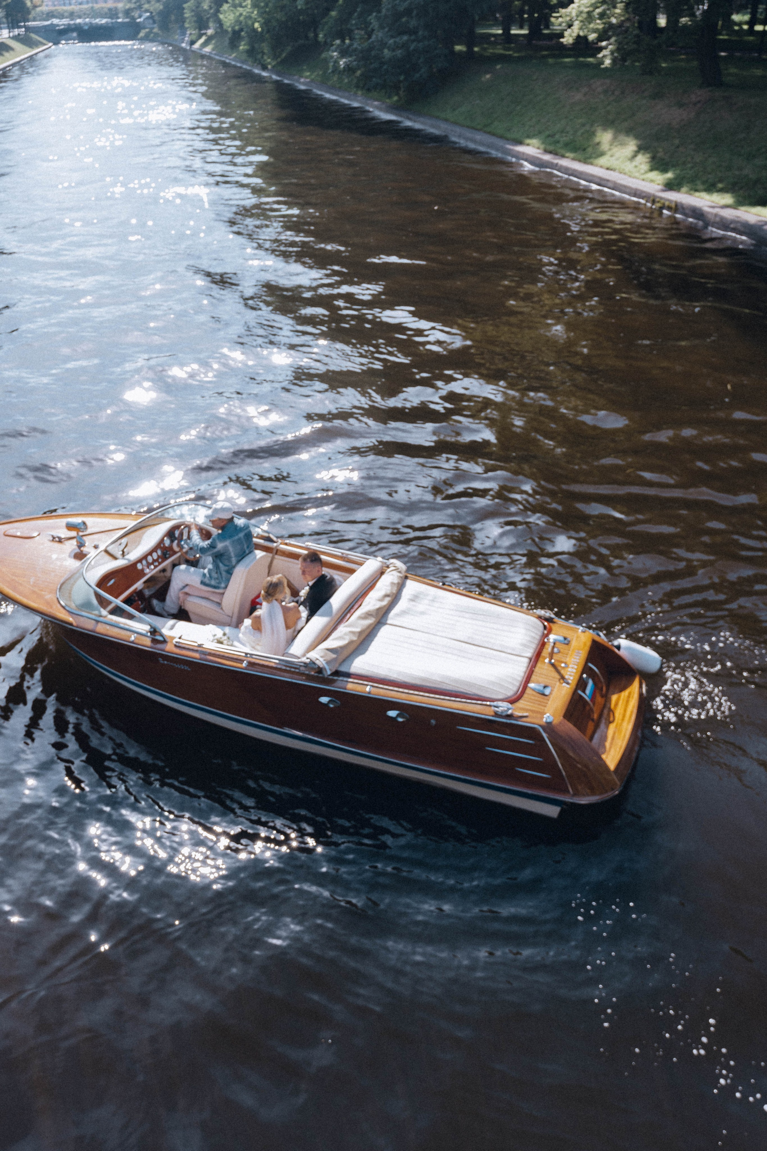 СВАДЕНБНАЯ СЬЕМКА НА КАТЕРЕ ПО КАНАЛАМ САНКТ-ПЕТЕРБУРГА И В АКВАТОРИИ НЕВЫ. Профессиональный фотограф, Санкт-Петербург — Виктория Богомолова