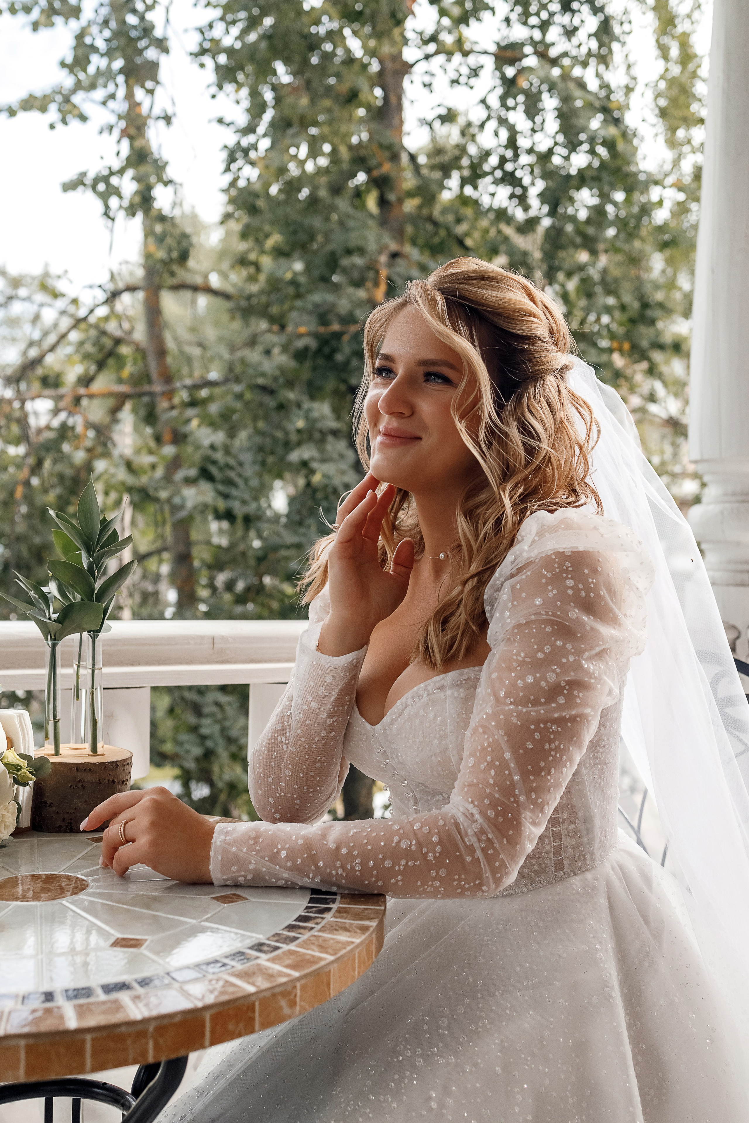 Трогательная выездная церемония в уютном дворике отеля. Олег Сверчков | Свадебный фотограф Вологда