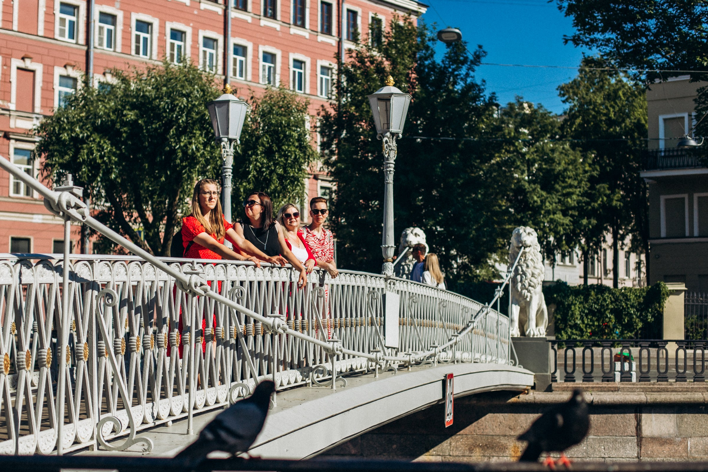 Катерина с подругами в июне. Фотопрогулка в Петербурге. Индивидуальный и семейный фотограф в Санкт-Петербурге