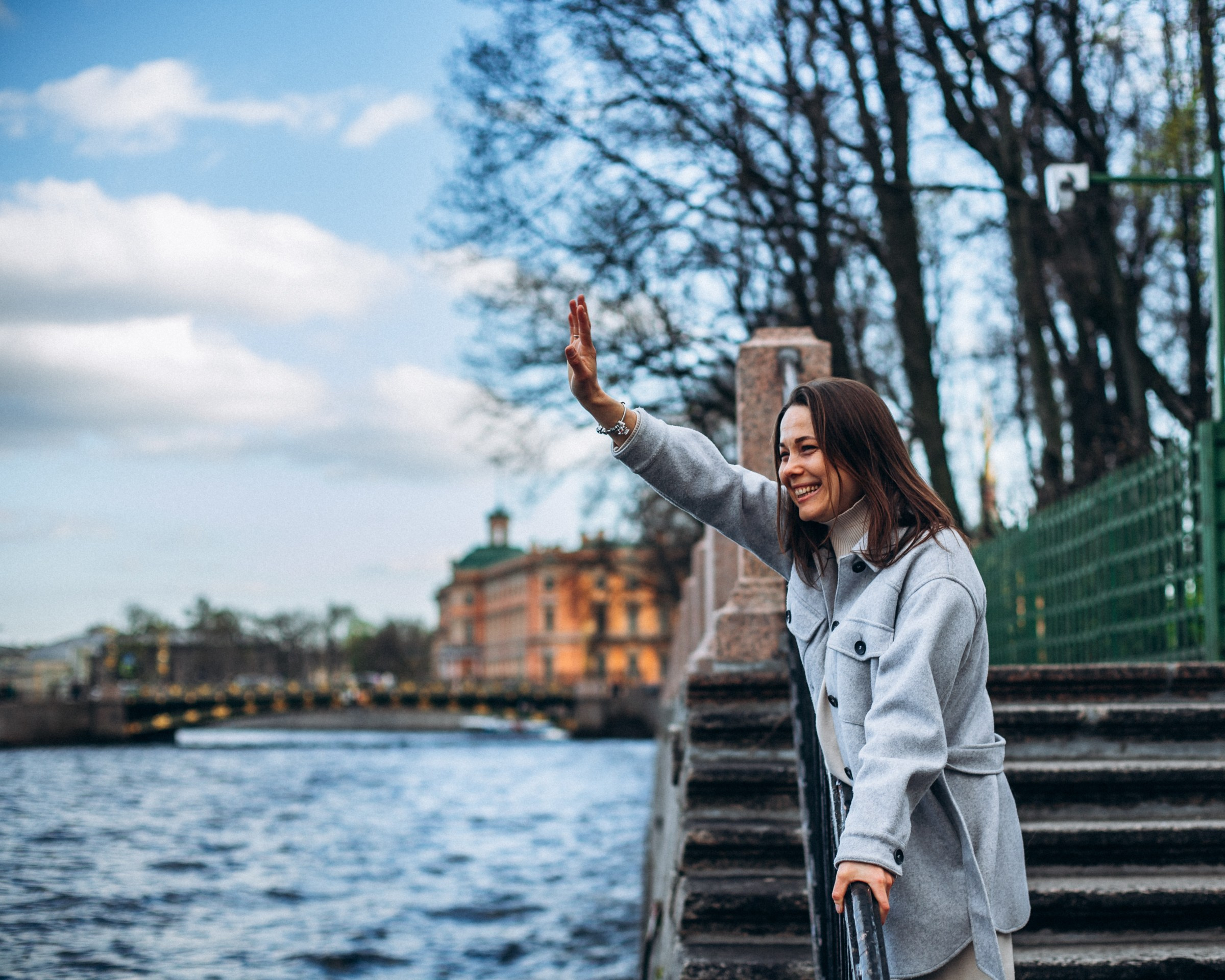 Аделина с семьей в мае. Фотопрогулка в Петербурге. Индивидуальный и семейный фотограф в Санкт-Петербурге