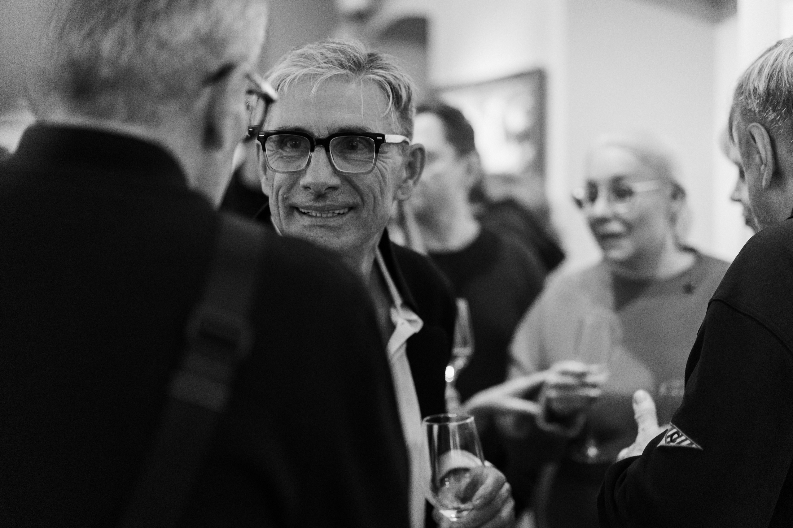 Съёмка открытия вытсавки художника Ильи Даньшина. Лиза Фирстова — самый добрый фотограф