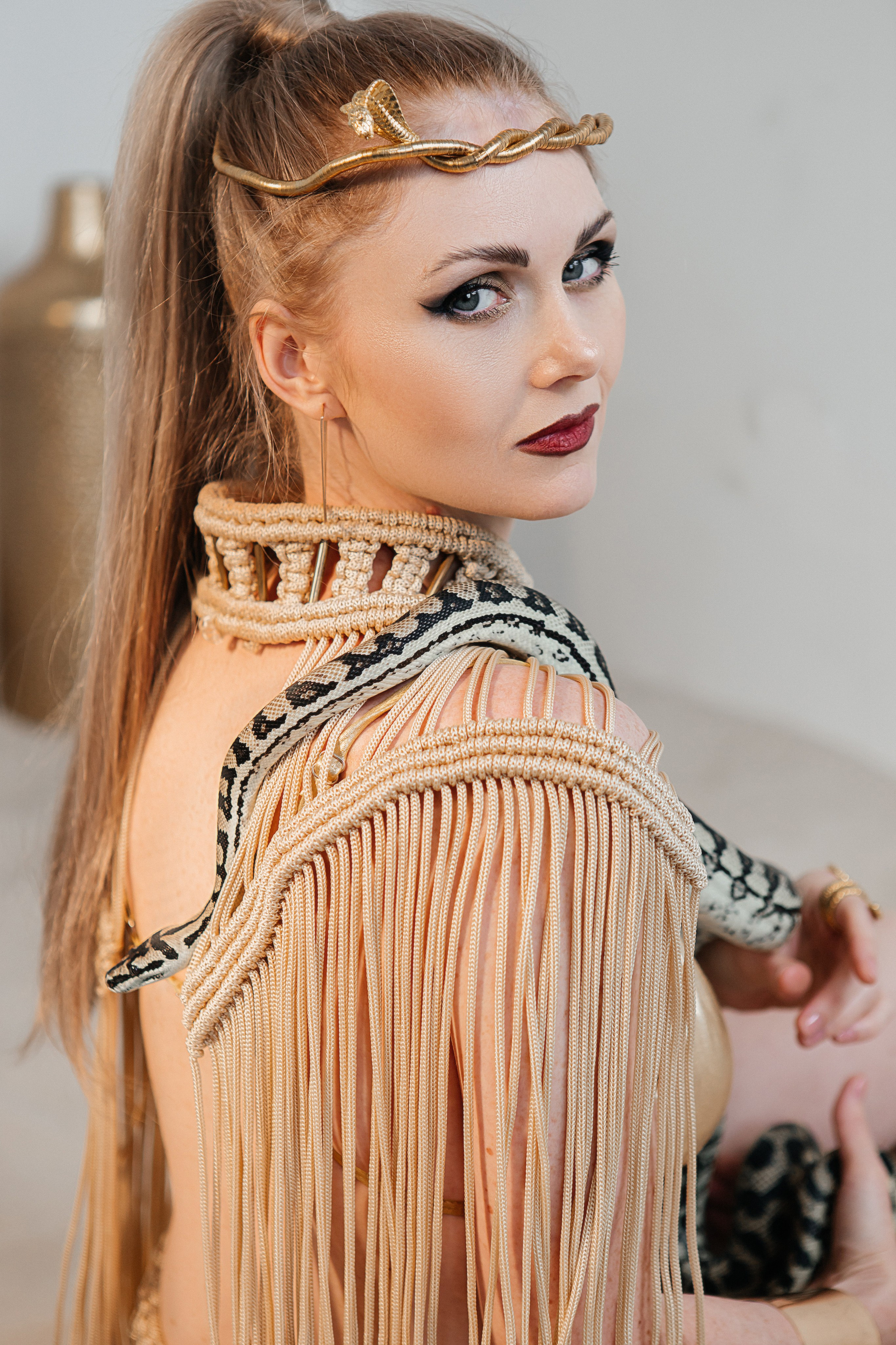 Женский портрет. Фотограф в Иркутске Анастасия Кись. Студийная фотосессия беременности в тканях Иркутск. Семейная фотосессия, ПОРТРЕТ «ПОКОЛЕНИЕ»