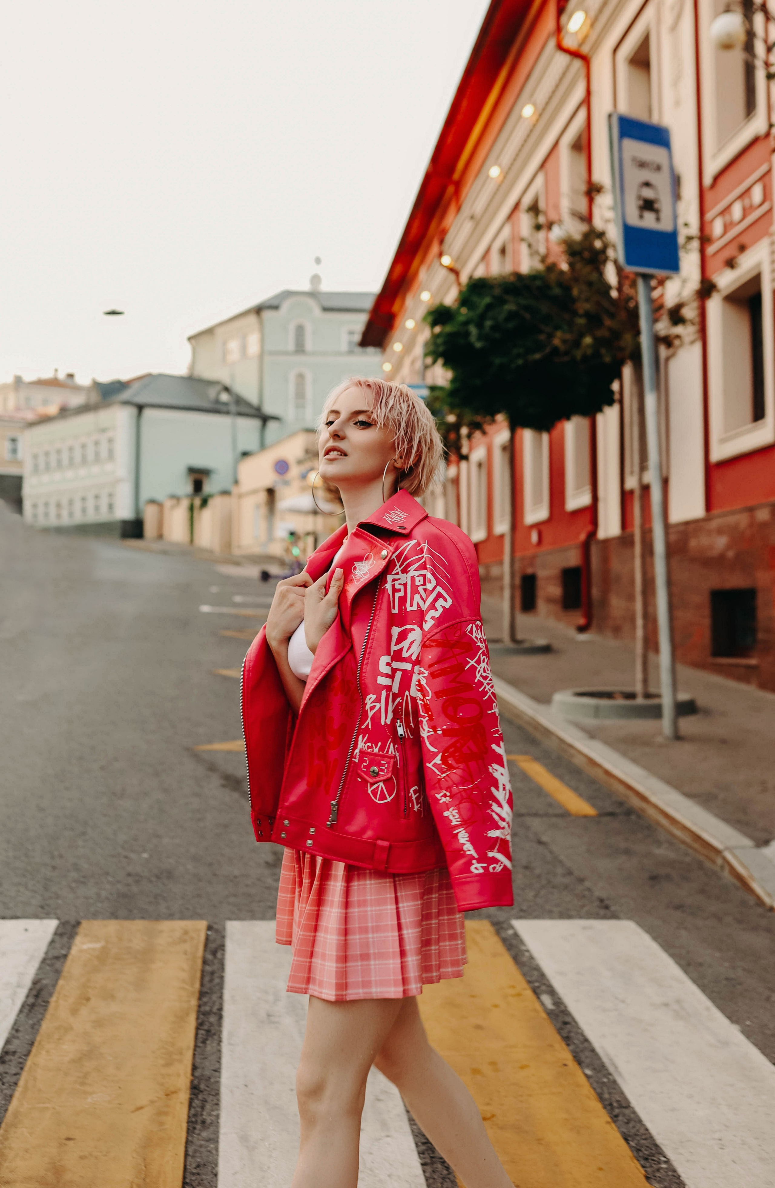 Женская летняя прогулочная фотосессия в Москве. Свадебный и семейный фотограф в Москве